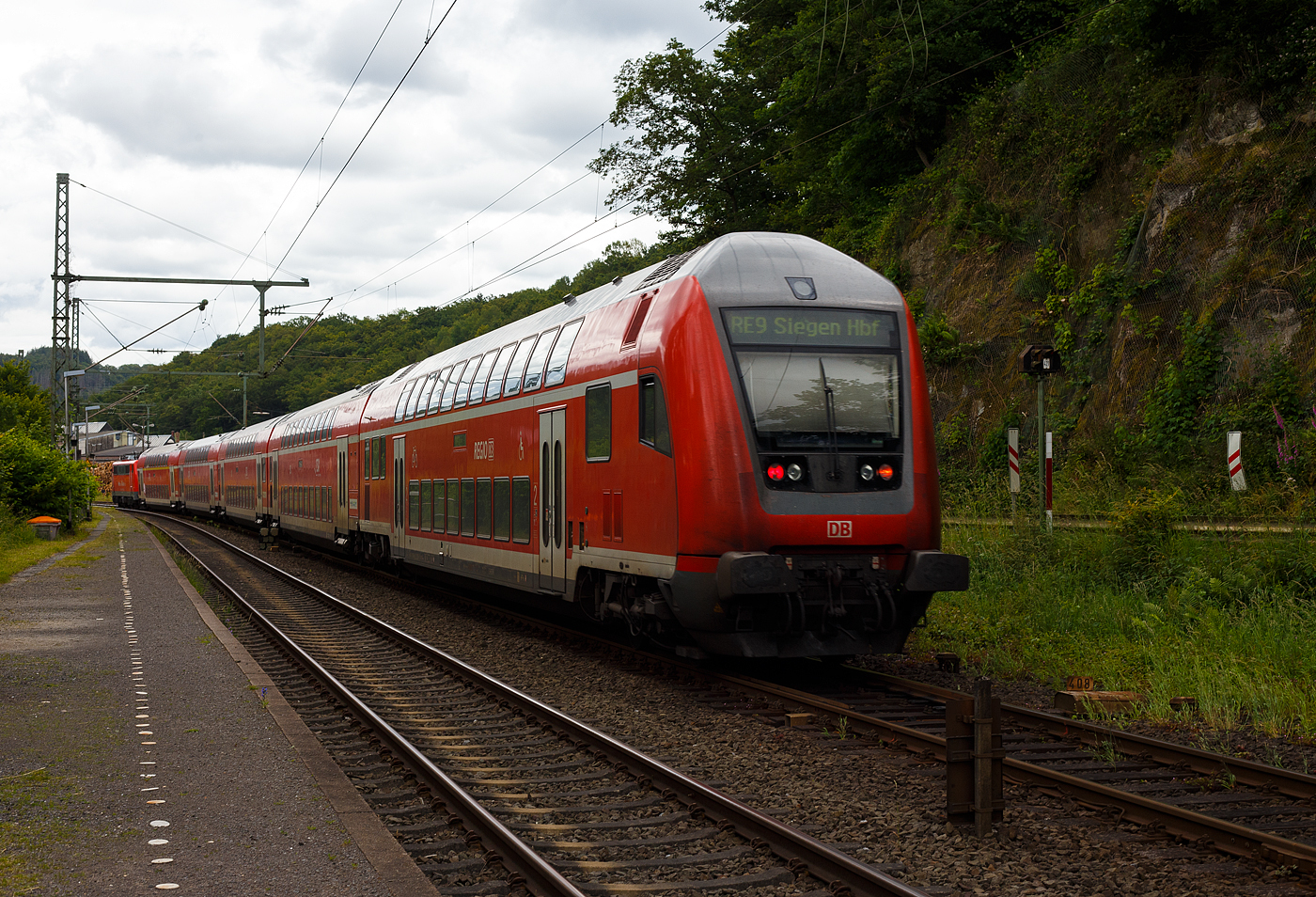 Die 111 093-1 (91 80 6111 093-1 D-DB) der DB Regio NRW bzw. der DB-Gebrauchtzug rauscht mit dem RE 9 rsx - Rhein-Sieg-Express (Aachen – Köln – Siegen) am 16 Juni 2024 durch den Bahnhof Scheuerfeld (Sieg) in Richtung Siegen. Einen lieben Gruß an den netten Lokführer zurück.
