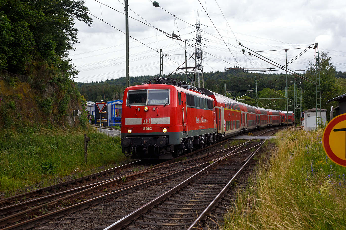 Die 111 093-1 (91 80 6111 093-1 D-DB) der DB Regio NRW bzw. der DB-Gebrauchtzug rauscht mit dem RE 9 rsx - Rhein-Sieg-Express (Aachen – Köln – Siegen) am 16 Juni 2024 durch den Bahnhof Scheuerfeld (Sieg) in Richtung Siegen. Einen lieben Gruß an den netten Lokführer zurück.

Die Lok wurde 1978 von Krupp unter der Fabriknummer 5430 gebaut, der elektrische Teil wurde von AEG unter der Fabriknummer 8972 geliefert.