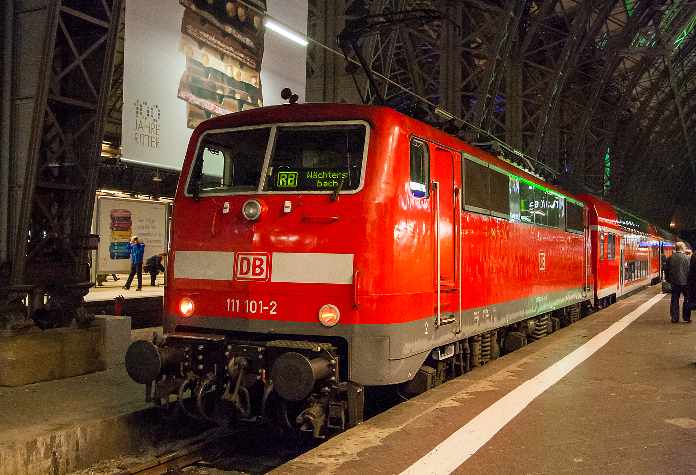 Die 111 101-2 (91 80 6111 101-2 D-DB) der DB Regio steht am 28.09.2012 mit einem RB nach Wächtersbach im Hbf Frankfurt am Main.

Die Lok wurde1977 von Henschel & Sohn in Kassel unter der Fabriknummer 32154 gebaut. Die Lok wurde im Januar 2019 bei der Fa. Bender in Opladen zerlegt (abgebrochen).