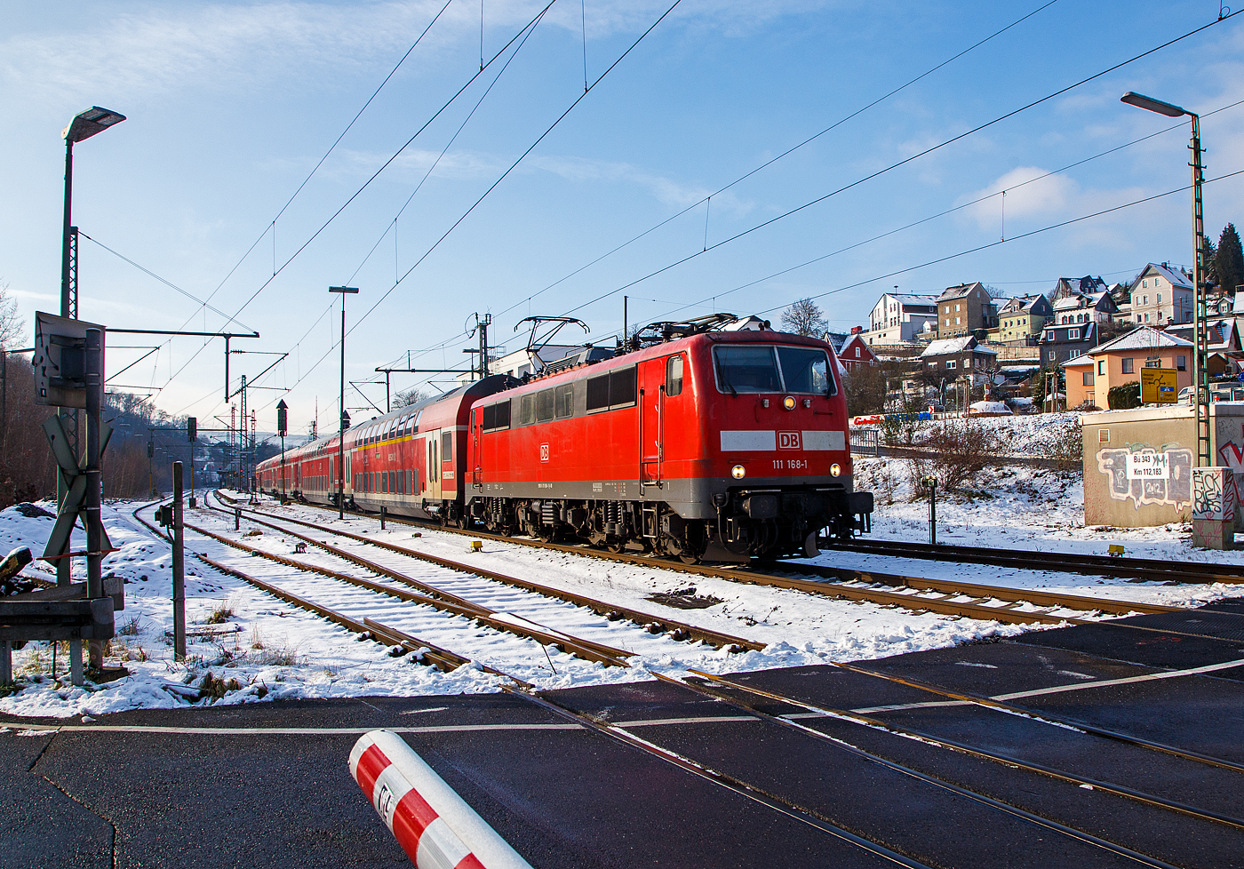 Die 111 168-1 (91 80 6111 168-1 D-DB) der DB Regio NRW rauscht am 21.01.2023 mit dem RE 9 rsx - Rhein-Sieg-Express (Aachen – Köln – Siegen), mit über 30 Minuten Verspätung, durch Niederschelden (Sieg) in Richtung Siegen.

Die Lok wurde 1980 von Henschel & Sohn in Kassel unter der Fabriknummer 32441 gebaut. Aktuell wird sie von DB Gebrauchtzug am Markt zum Kauf angeboten.