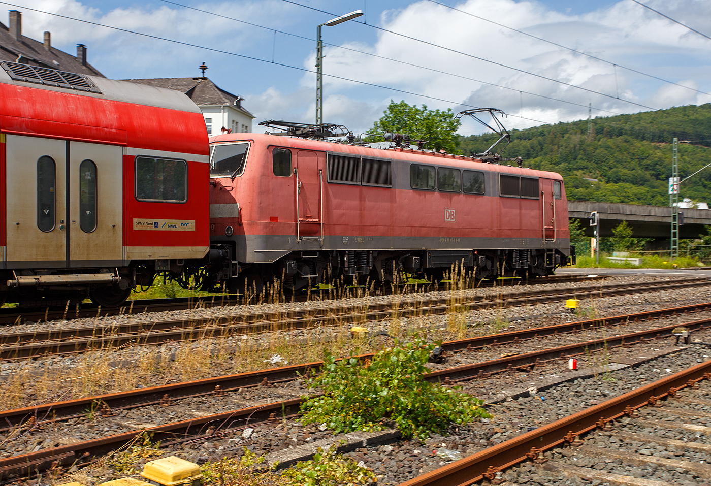 Die 111 197-0 (91 80 6111 197-0 D-DB) der DB Regio NRW bzw. DB Gebrauchtzug schiebt den RE 9 rsx - Rhein-Sieg-Express (Siegen – Köln – Aachen) am 21 Juni 2024 in schneller Fahrt Steuerwagen voraus durch Niederschelden in Richtung Köln.

Die Lok wurde 1982 von Friedrich Krupp in Essen unter der Fabriknummer 5508 gebaut, der elektrische Teil wurde von AEG unter der Fabriknummer 9023 geliefert.
