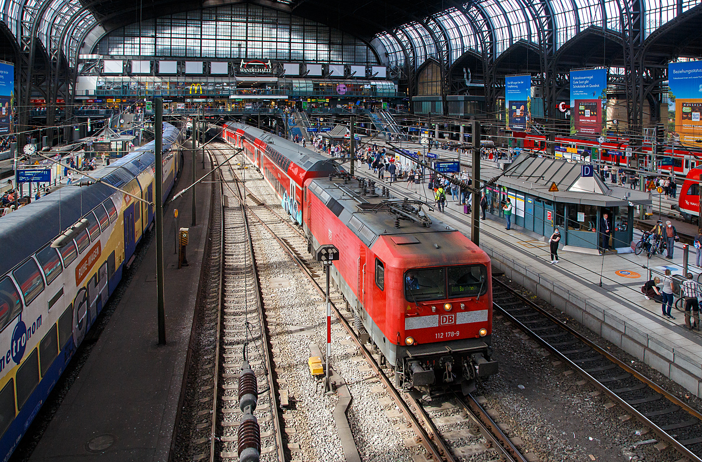Die 112 178-9 (91 80 6112 178-9 D-DB) der DB Regio Nord schiebt (Licht falsch) am 16 Mai 2022 einem Doppelstockzug, als RB 81von Hamburg nach Bargteheide, aus dem Hauptbahnhof Hamburg.

Die Lok wurde 1994 von der AEG Schienenfahrzeuge Hennigsdorf GmbH (früher LEW) unter der Fabriknummer 21541 gebaut und an die Deutsche Bahn geliefert. Aus der Hennigsdorfer Lokschmiede LEW - VEB Lokomotivbau Elektrotechnische Werke „Hans Beimler“ Hennigsdorf wurde 1992 wieder die AEG.