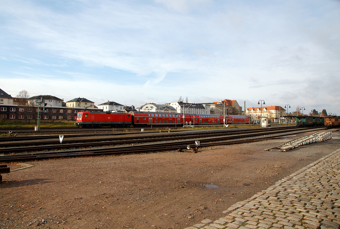 Die 112 187-0 (91 80 6112 187-0 D-DB) der DB Regio AG Nordost schiebt am 08.12.2022 einem Doppelstockzug, als RE 15 (Dresden – Coswig – Großenhain – Ruhland – Hoyerswerda), durch Radebeul Ost in Richtung Coswig.

Die Lok wurde 1994 von der AEG Schienenfahrzeuge Hennigsdorf GmbH (früher LEW) unter der Fabriknummer 21559 gebaut und an die Deutsche Bahn AG als DB 112 187-0  geliefert. Aus der Hennigsdorfer Lokschmiede LEW - VEB Lokomotivbau Elektrotechnische Werke „Hans Beimler“ Hennigsdorf wurde 1992 wieder AEG.
