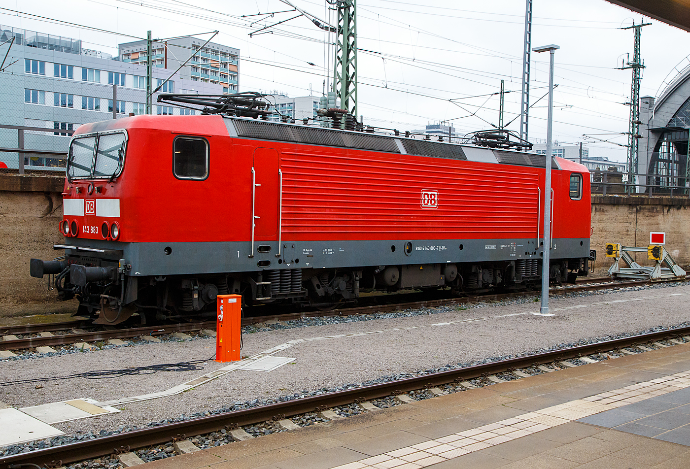 Die 143 883-7 (91 80 6143 883-7 D-DB) der DB Regio AG S�dost (S-Bahn Dresden) ist am 06.12.2022 im Hbf Dresden abgestellt.

Die Lok wurde 1989 bei LEW (VEB Lokomotivbau Elektrotechnische Werke Hans Beimler Hennigsdorf) unter der Fabriknummer 20333 gebaut und als DR 243 883-6 an die Deutsche Reichsbahn geliefert, 1992 erfolgte die Umzeichnung in DR 143 883-7 und 1994 in DB 143 883-7.
