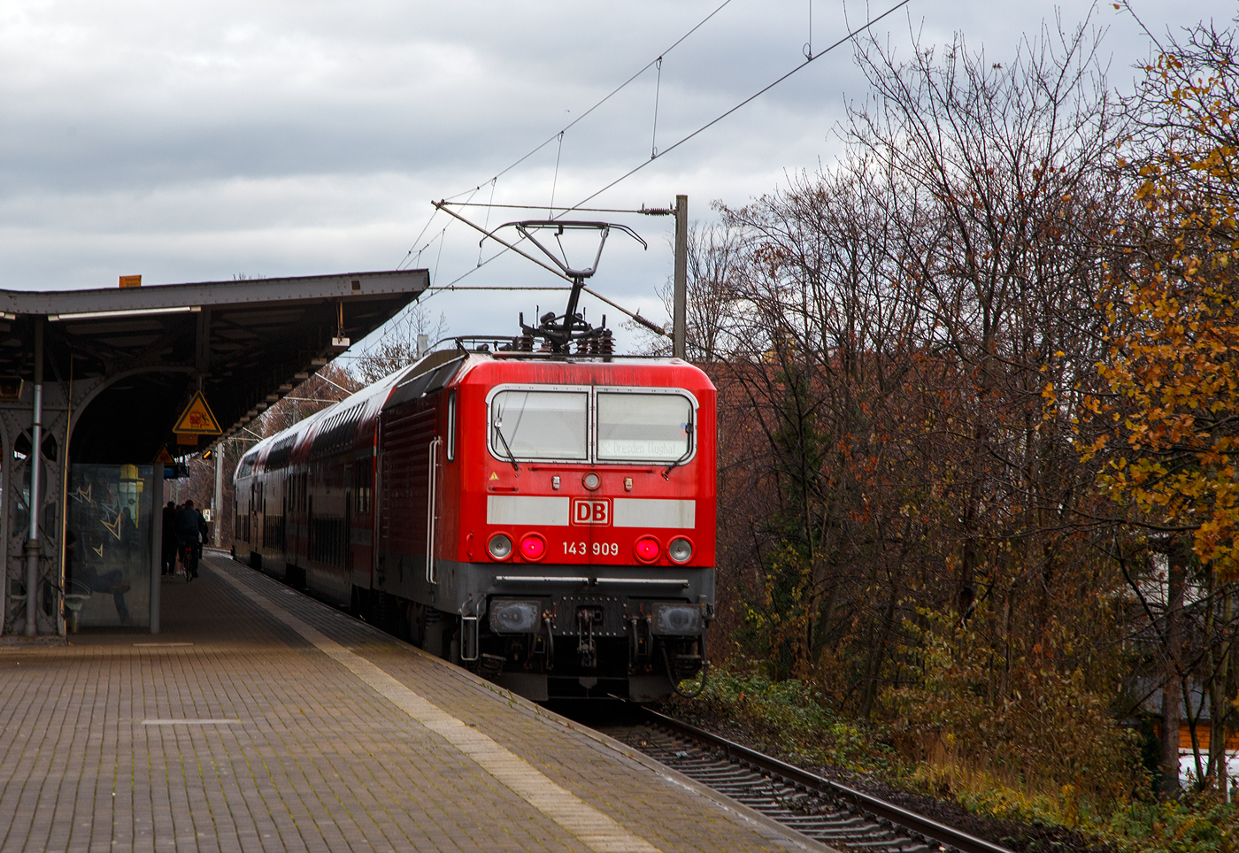 Die 143 909-0 (91 80 6143 909-0 D-DB) der DB Regio AG Südost, mit drei Doppelstock-Wagen, hat am 07.12.2022 als S 2 (Pirna - Dresden Flughafen) der S-Bahn Dresden den Bahnhof Dresden-Strehlen erreicht.

Die Lok wurde 1989 bei LEW (VEB Lokomotivbau Elektrotechnische Werke Hans Beimler Hennigsdorf) unter der Fabriknummer 20359 gebaut und als DR 243 909-9 an die Deutsche Reichsbahn geliefert. . Zum 01.01.1992 erfolgte die Umzeichnung in DR 143 909-0 und zum 01.01.1994 in DB 143 909-0.