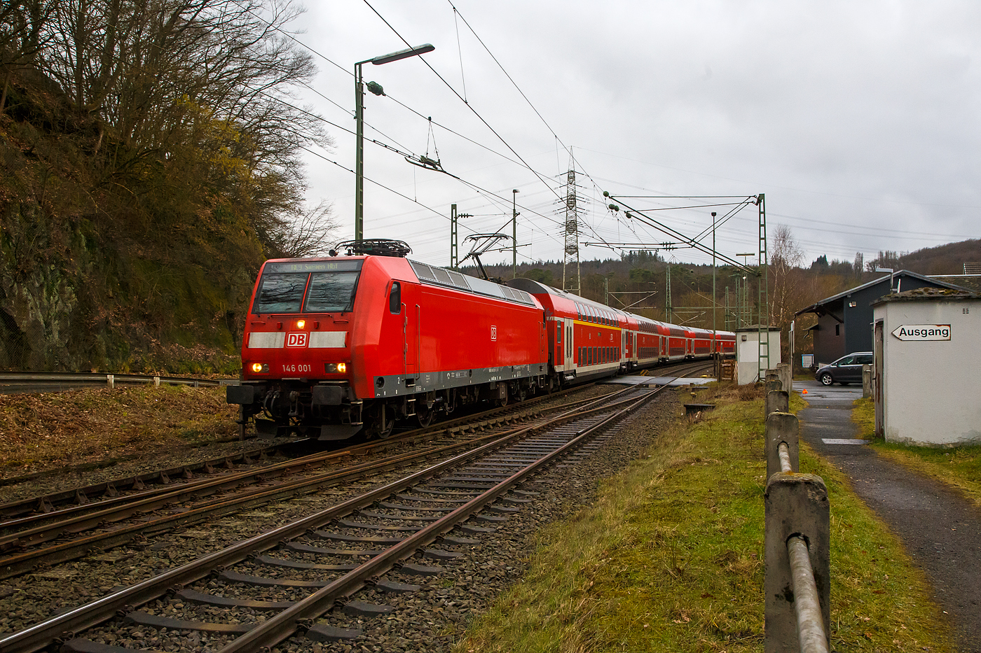 Die 146 001-3 (91 80 6146 001-3 D-DB) der DB Regio NRW f�hrt am 18.04.2023, mit dem RE 9 (rsx - Rhein-Sieg-Express) Aachen - K�ln – Siegen, durch Scheuerfeld (Sieg) in Richtung Siegen , n�chster Halt ist bald Betzdorf (Sieg).

Die TRAXX P160 AC1 (Br 146.0) wurde 2000 von ABB Daimler-Benz Transportation GmbH (Adtranz) in Kassel unter der Fabriknummer 33808 gebaut.  
