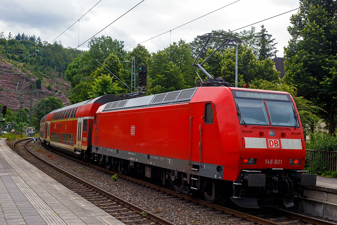 Die 146 001-3 (91 80 6146 001-3 D-DB) der DB Regio NRW schiebt am 10 Juni 2024, den RE 9 - Rhein Sieg Express (RSX) Siegen - K�ln – Aachen, vom Bahnhof Kirchen (Sieg) weiter in Richtung K�ln, n�chster Halt ist Betzdorf (Sieg).

Die TRAXX P160 AC1 (Br 146.0) wurde 2000 von ABB Daimler-Benz Transportation GmbH (Adtranz) in Kassel unter der Fabriknummer 33808 gebaut.  
