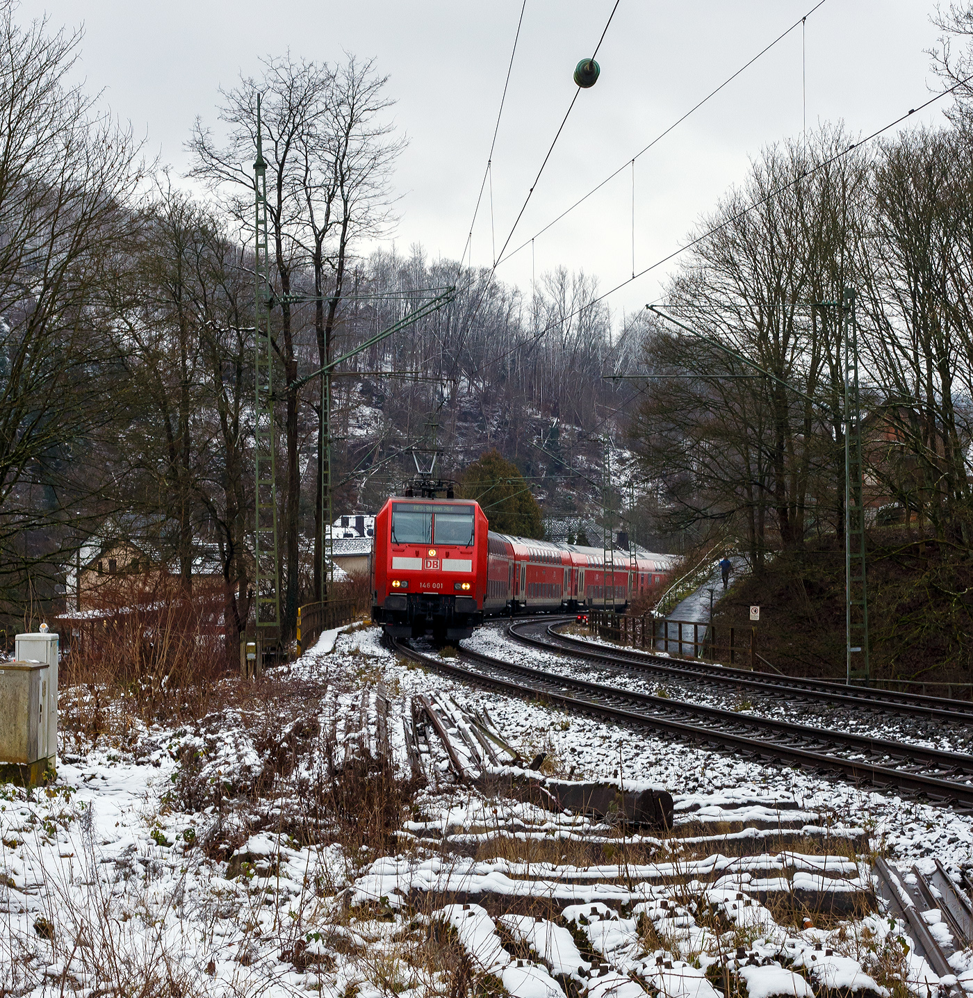 Die 146 001-3 (91 80 6146 001-3 D-DB) der DB Regio NRW erreicht am 10 Januar 2025, mit dem RE 9 (rsx - Rhein-Sieg-Express) Aachen - K�ln - Siegen, den Bahnhof Kirchen/Sieg. Ich stehe beim Bahn�bergang B� km 120, 915 an der Siegstrecke, direkt vor dem Bahnhof.

Die TRAXX P160 AC1 (Br 146.0) wurde 2000 von ABB Daimler-Benz Transportation GmbH (Adtranz) in Kassel unter der Fabriknummer 33808 gebaut