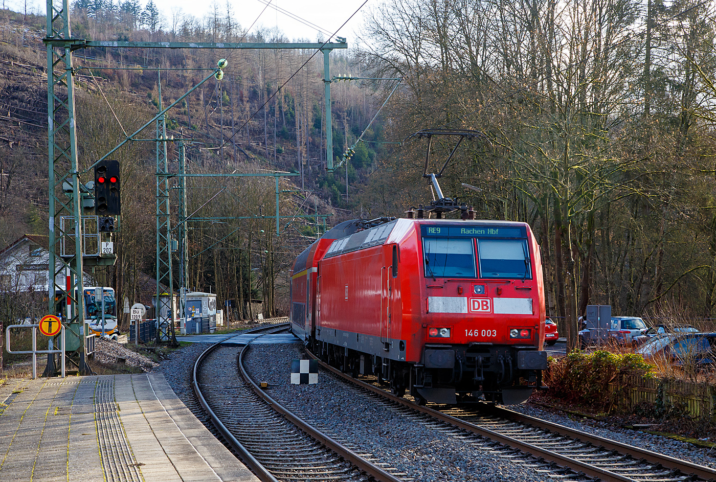 Die 146 003-9 (91 80 6146 003-9 D-DB) der DB Regio NRW schiebt den RE 9 rsx - Rhein-Sieg-Express (Siegen – K�ln – Aachen) am 17.01.2023 vom Bahnhof Kirchen (Sieg) Steuerwagen voraus weiter in Richtung Betzdorf.

Die TRAXX P160 AC1 wurde 2001 von ABB Daimler-Benz Transportation GmbH in Kassel unter der Fabriknummer 33810 gebaut.