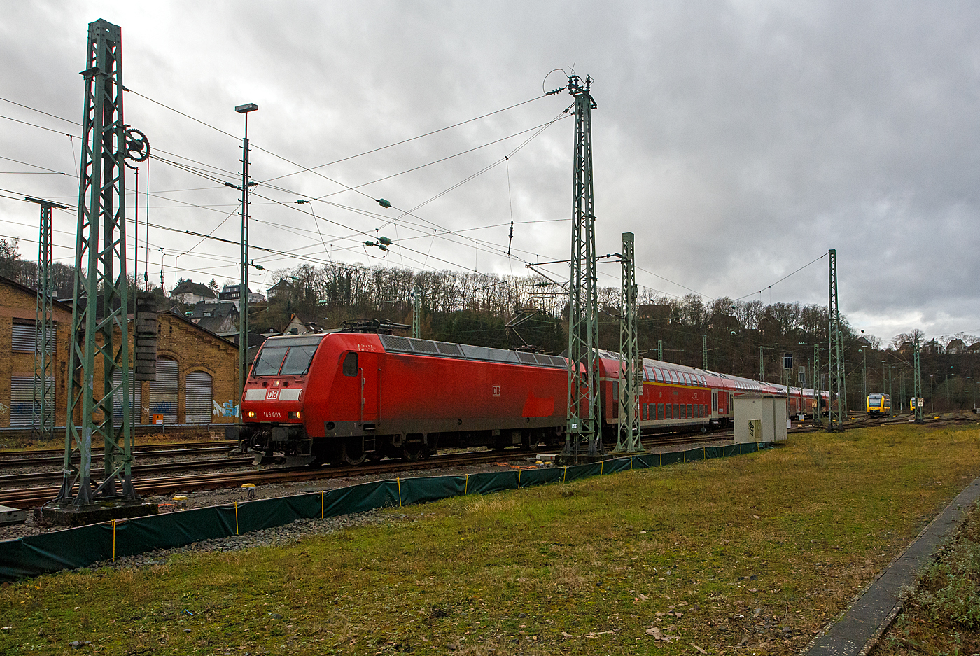 Die 146 003-9 (91 80 6146 003-9 D-DB) der DB Regio NRW erreicht, mit dem RE 9 rsx - Rhein-Sieg-Express (Aachen – Köln – Siegen), am 03 Januar 2024 den Bahnhof Betzdorf (Sieg). 

In Betzdorf (Sieg) ist zurzeit erstmal Ende, der Zug macht hier Kopf, zwischen Betzdorf und Siegen ist ein SEV (Schienenersatzverkehr) mit zwei Bussen eingerichtet. Grund: Witterungsbedingte Beeinträchtigung zwischen Betzdorf (Sieg) und Siegen Hbf. Aufgrund von Hochwasser können die Züge der Linie RE 9 aktuell nur bis Betzdorf fahren. Die Folge sind Teilausfälle zwischen Betzdorf und Siegen. Zusätzlich kommt es auch zu kompletten Zugausfällen. 

Die Bahnstrecke Siegen - Köln wird zwischen Kirchen und Betzdorf bis min. Ende nächster Woche gesperrt bleiben. Das hat die Deutsche Bahn Dienstagnachmittag mitgeteilt. Durch das Sieg-Hochwasser gibt es Schäden an einer Eisenbahnbrücke in Kirchen (kurz vorm Bahnhof). Aufgrund der Wetterlage und der weiterhin anhaltenden Regenfälle sei die Sperrung erforderlich, so die Bahn-Pressestelle. Die Züge des RE 9 können wegen der Streckensperrung nur bis Betzdorf fahren. Zwischen Siegen und Kirchen verkehrt die Regionalbahn 90 der Hessischen Landesbahn, leider aber nur wenige und teils mit „kleinen“ LINT 27 Triebwagen. Da wäre wahrhaft mehr möglich und man müsste den SEV nur zwischen Betzdorf und Kirchen betreiben. Aber aufgrund aktuell hoher Krankenstände kommt es auf der Linie RE 9 zudem zu Einschränkungen bis 12.01.2024.

Ich konnte mir den Schaden an einen Brückenpfeiler selbst anschauen (Bilder folgen) und finde die Streckensperrung richtig, darüber ließ ich auch keinen mit Personen besetzten Zug fahren. Was wäre wenn ein Zug darüber fährt und dadurch einbricht. Wer will das verantworten!!! 

Am 29.12.2023 wollten wir mit der Bahn nach Siegen, durch die Reiseauskunft unter www.bahn.de sahen wir bereits das durch wegen einer beschädigten Brücke zwischen Betzdorf (Sieg) und Kirchen (Sieg) ist eine Brücke beschädigt. Die Züge der Linie RE9 aus Richtung Köln enden und beginnen demnach in Betzdorf (Sieg). Die Züge der Linie RE 9 aus Richtung Siegen Hbf enden und beginnen demnach in Kirchen, diese waren aber nicht zu sehen. Bis dahin gab es keine Informationen zur Dauer der Sperrung. Somit fuhren wir mit dem Auto nach Kirchen und fuhren dann mit der RB 90 der HLB (Hessischen Landesbahn) in einem LINT 27, wie die Ölsardinen, nach Siegen Hbf. Auf der Rückfahrt um 14:31 Uhr (ab Siegen) mit RB 90 fuhren wir in einem LINT 41.

Am 30.12.2023 fuhren wir nochmal nach Siegen, das Wetter war besser und unser Ticket war noch gültig. Die Rückfahrt von Siegen machten wir um 13:31 Uhr mit dem HLB RB 90 nach Altenkirchen, dem HLB VT 261 einem LINT 41, dieser war der erste Zug der wieder durchfuhr und die Brücke in langsamer Fahrt befuhr. 

Später hieß es: Die Brücke zwischen Betzdorf und Kirchen ist nach wie vor beschädigt. Die Strecke ist aber wieder befahrbar. Die Züge fahren in dem betroffenen Streckenabschnitt langsamer. Reisende müssen mit Verzögerungen rechnen und sollten ihre Reiseverbindung kurz vor der Abfahrt des Zuges überprüfen.

Nun ist aber der betroffene Streckenabschnitt wieder gesperrt, die Brücke kann nicht mehr befahren werden.
