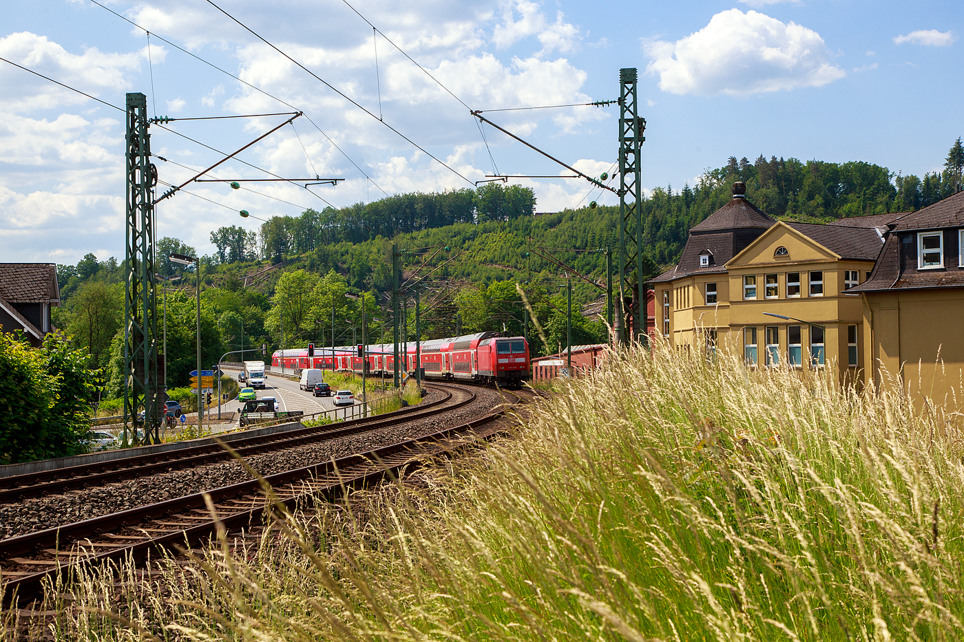 Die 146 006-2 (91 80 6146 006-2 D-DB) der DB Regio NRW schiebt am 06.06.2023 den RE 9 rsx - Rhein-Sieg-Express (Siegen – Köln – Aachen) Steuerwagen voraus durch Kirchen an der Sieg und erreicht bald den Bahnhof Kirchen.

Recht  die ehemalige Lokfabrik Arnold Jung in Jungenthal bei Kirchen an der Sieg.
