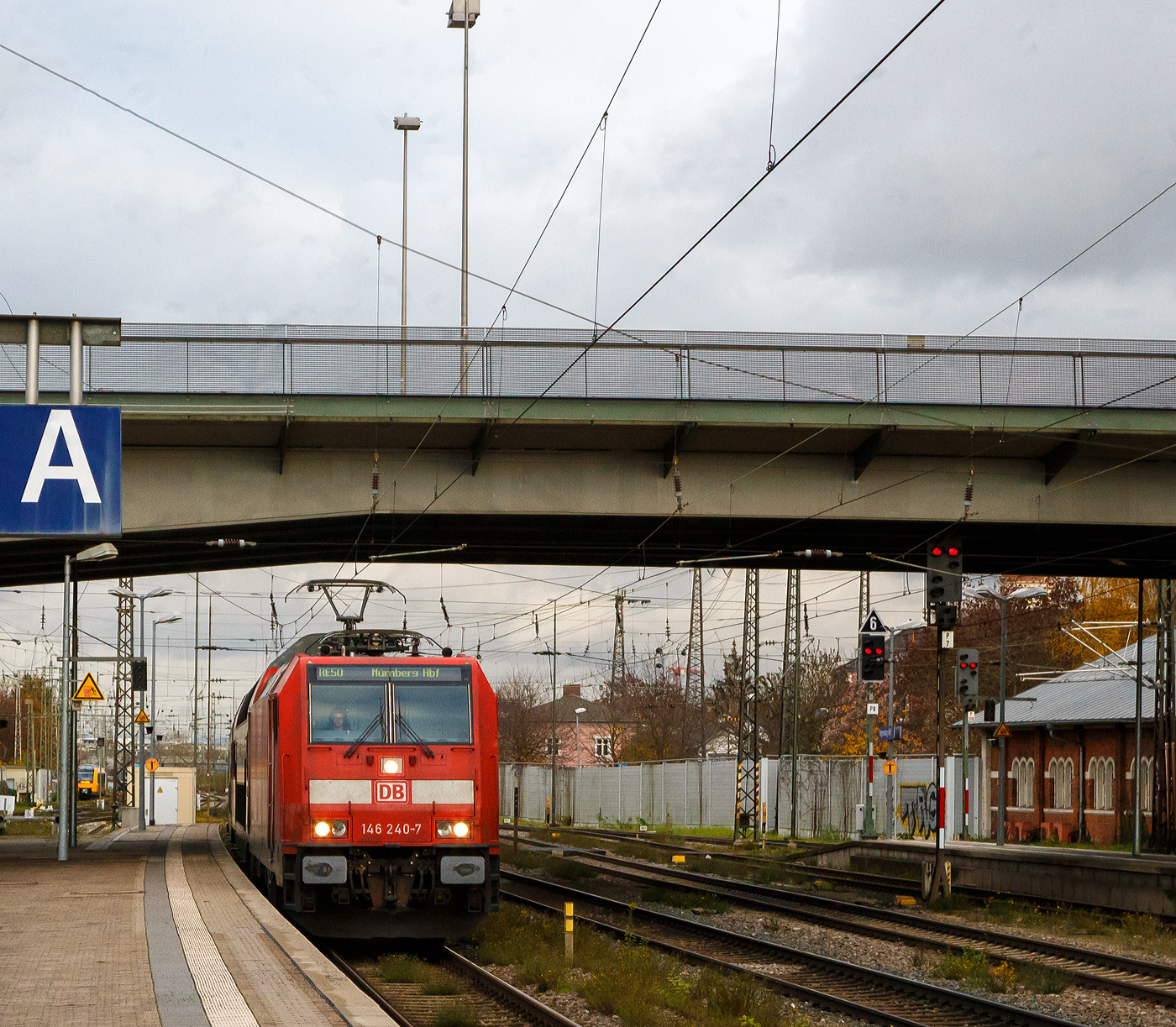 Die 146 240-7 (91 80 6146 240-7 D-DB) der DB Regio Bayern erreicht am 24.11.2022, mit dem RE 50 (M�nchen – Regensburg – N�rnberg), den Hauptbahnhof Regensburg.

Die Die TRAXX P160 AC2 wurde 2005 von Bombardier Transportation GmbH in Kassel unter der Fabriknummer  34066 gebaut.
