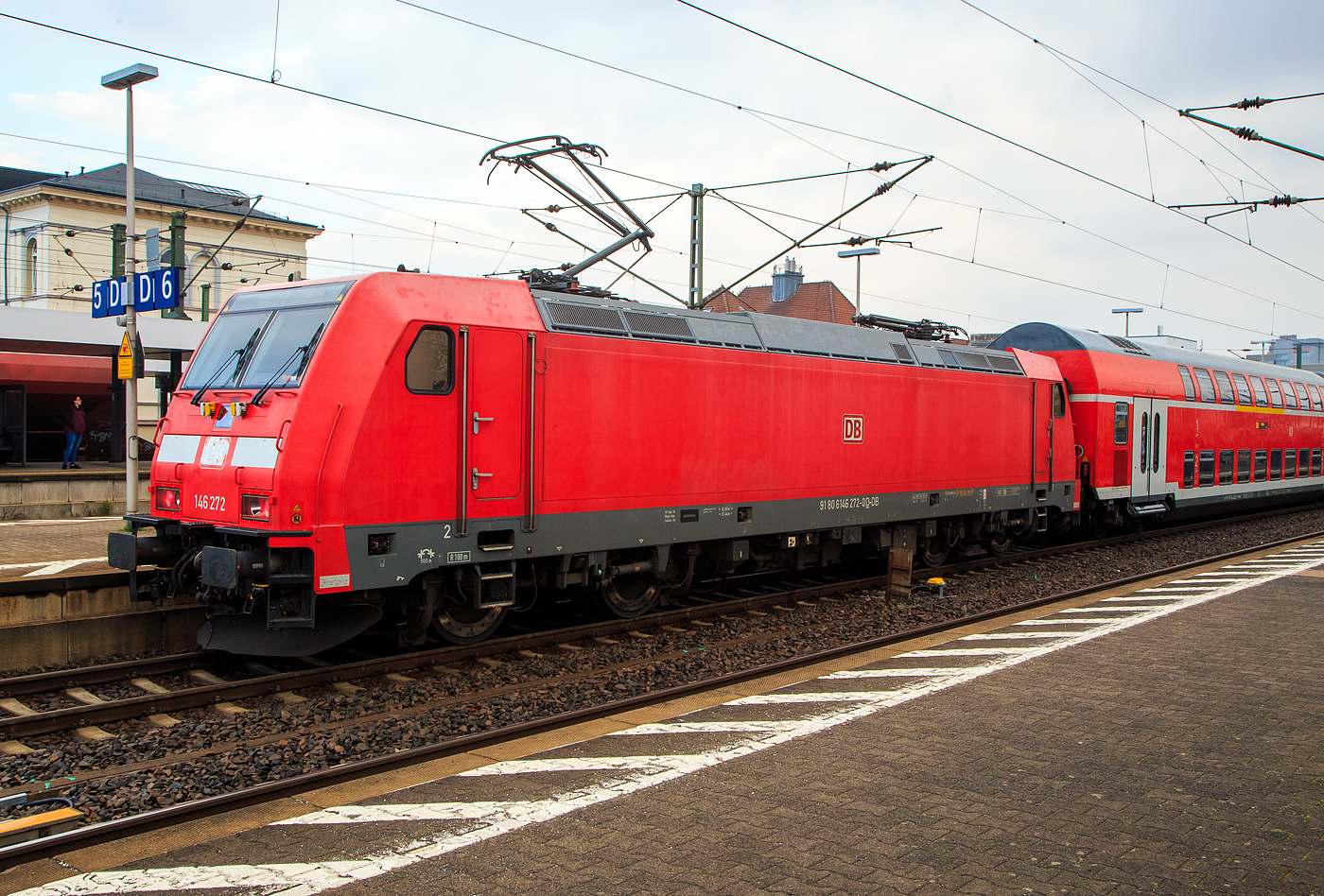 Die 146 272 (91 80 6146 272-0 D-DB) der DB Regio AG - Mitte beim Halt mit einem RE am 17.04.2023 im Bahnhof Frankfurt am Main Süd.

Die Die TRAXX P160 AC2 wurde 2015 von Bombardier Transportation GmbH in Kassel unter der Fabriknummer KAS 35082 gebaut.