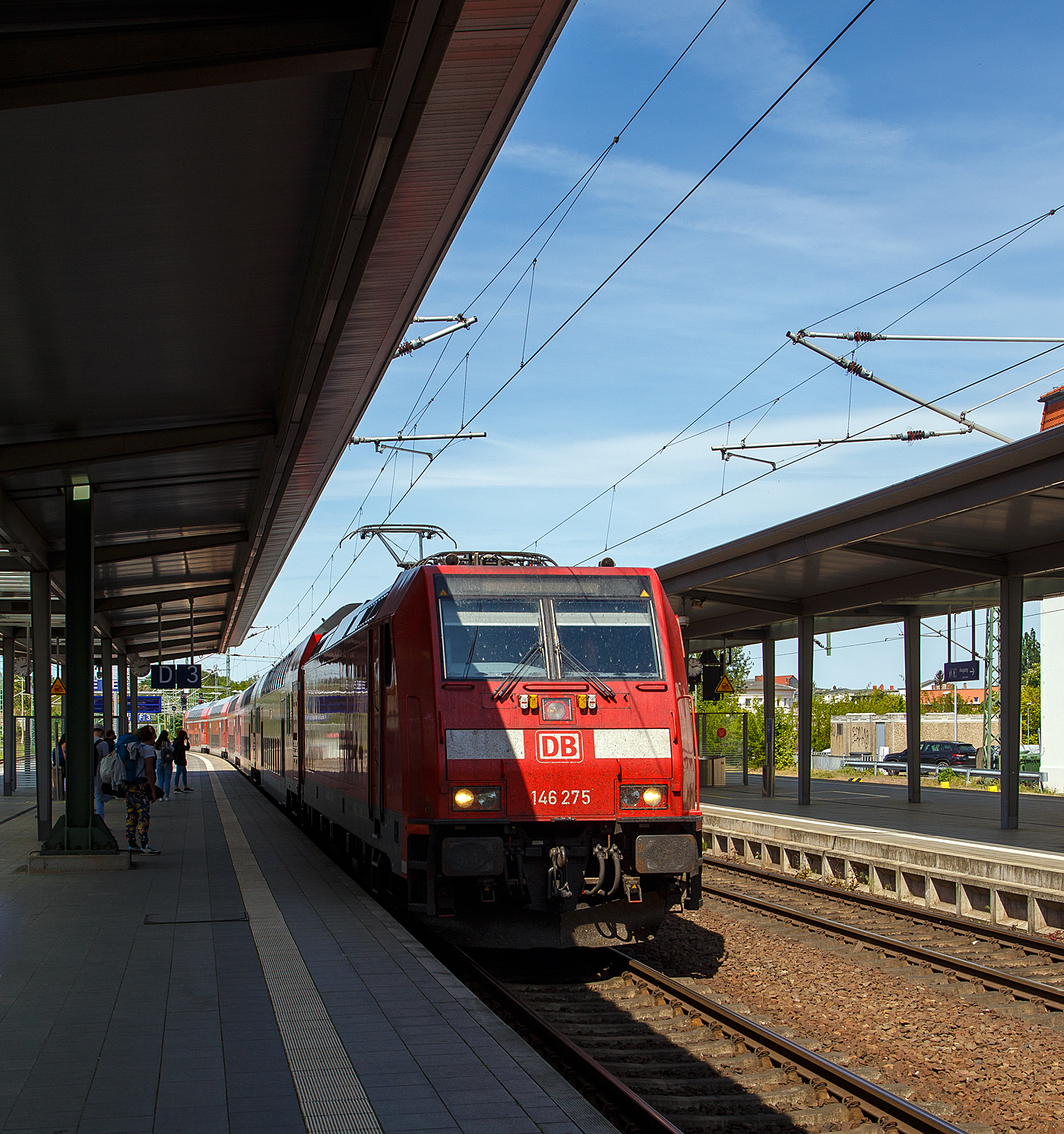Die 146 275 (91 80 6146 275-3 D-DB) der DB Regio Nordost erreicht am 16 Mai 2022 mit dem RE 1 „Hanse-Express“ (Rostock – Schwerin – Hamburg) den Hauptbahnhof Schwerin.

Die Die TRAXX P160 AC2 wurde 2015 von Bombardier Transportation GmbH in Kassel unter der Fabriknummer  KAS 35085 gebaut.