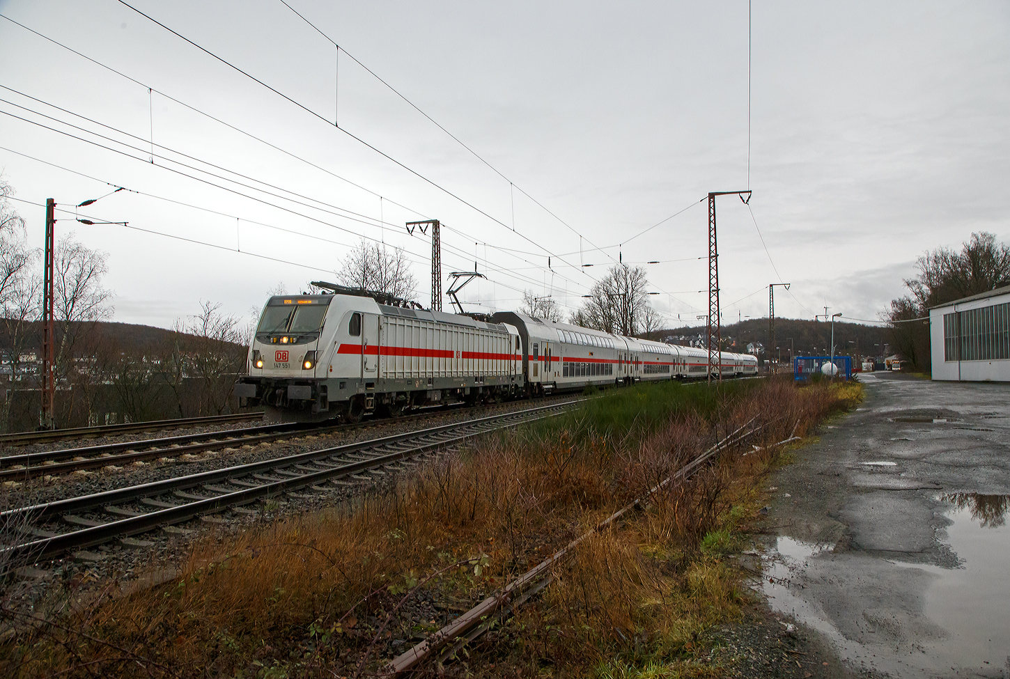 Die 147 551-6 (91 80 6147 551-6 D-DB – IC 4892) der DB Fernverkehr AG fährt am 23.12.2022, mit dem IC 2320 / RE 34 (Umlauf 52320) [Frankfurt am Main Hbf - Siegen Hbf - Dortmund Hbf] durch Rudersdorf in Richtung Siegen. Von Dillenburg bis Dortmund Hbf wird er auch als RE 34 (Umlauf 52320) geführt, es werden alle Nahverkehrsfahrkarten anerkannt.

Die TRAXX P160 AC3 wurde 2016 von Bombardier in Kassel unter der Fabriknummer KAS 35222 gebaut und an die DB Fernverkehr AG geliefert. Sie hat die Zulassungen für Deutschland. Für die Schweiz war die Zulassung auch vorgesehen, daher hat sie auch vier Stromabnehmer, doch wurde noch keine Zulassung für die Schweiz vom Hersteller erlangt. Der Bahnstrom (15.000 V 16 ⅔ Hz) ist ja derselbe, aber die Palettenbreite (Wippe) ist 1.450 mm im SBB-Netz und somit 500 mm schmaler als die Wippen fürs DB Netz (1.900 mm breit). Das Schleifleistenmaterial ist bei beiden aus Graphit.