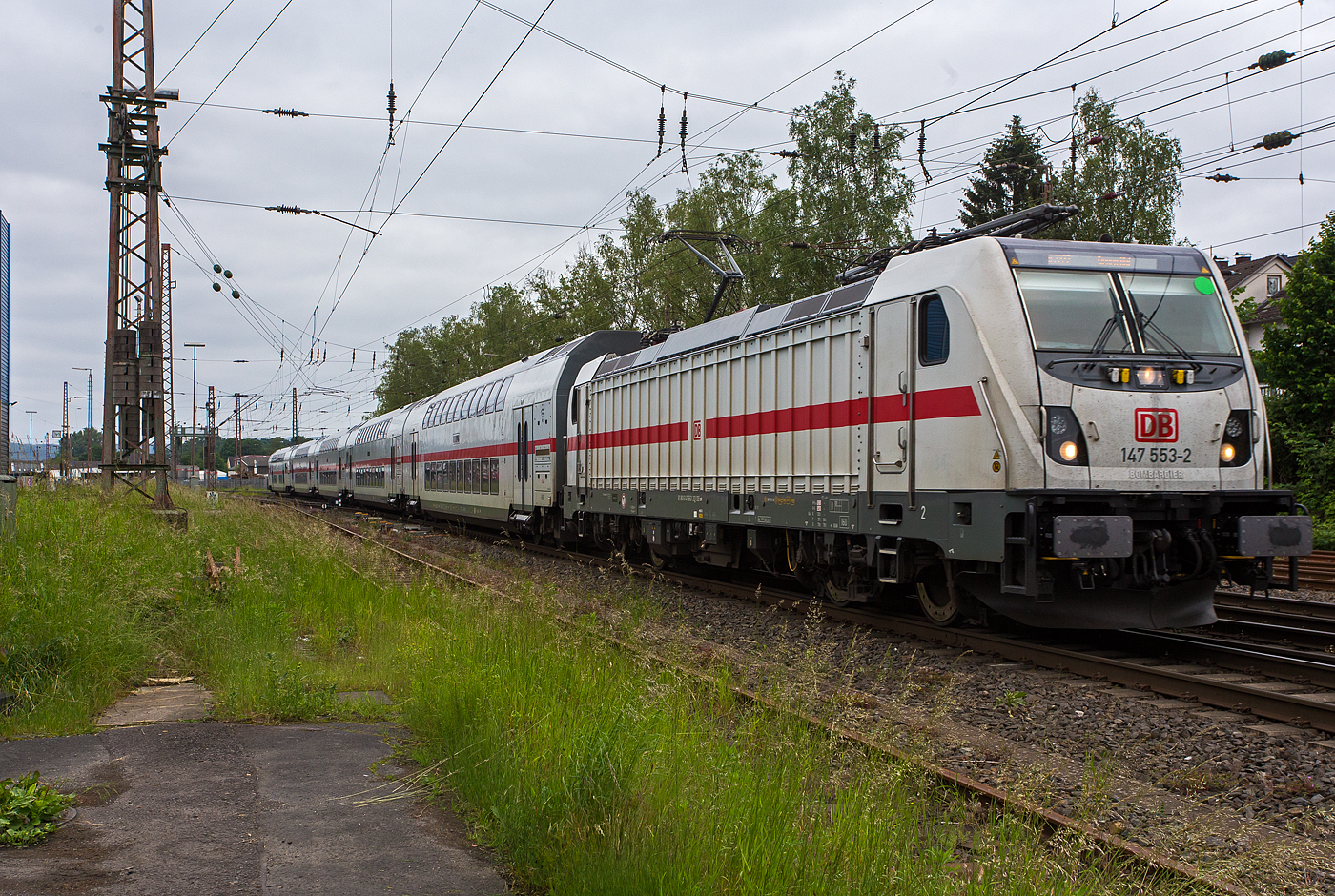 Die 147 553-2 (91 80 6147 553-42 D-DB – IC 4884) der DB Fernverkehr AG rauscht mit dem IC 2227 von Münster (Westf.) Hbf nach Siegen Hbf, am 03 Juni 2024 durch Kreuztal in Richtung Siegen. Zurzeit fahren die IC´s, wegen Bauarbeiten, nicht zwischen Siegen und Frankfurt am Main.

Die TRAXX P160 AC3 wurde 2018 von Bombardier in Kassel unter der Fabriknummer 35444 gebaut und an die DB Fernverkehr AG geliefert