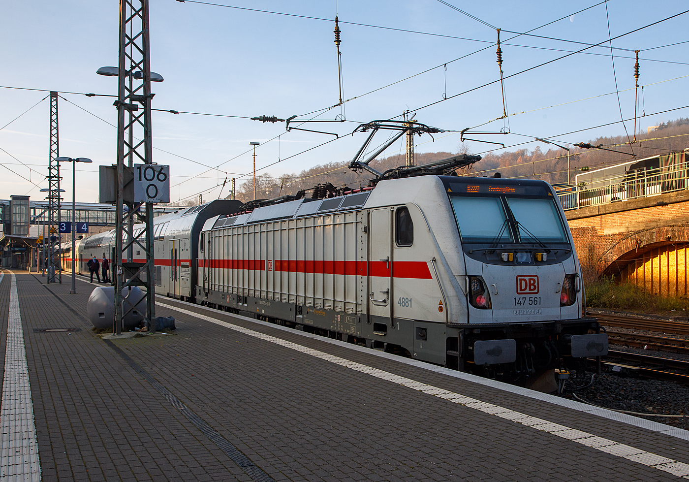 Die 147 561-5 (91 80 6147 561-5 D-DB – IC 4881) der DB Fernverkehr AG hat am 07.03.2022, mit dem IC 2227 (Münster - Siegen - Friedberg/Hessen) im Hauptbahnhof Siegen Kopfgemacht. Gleich folgt der Richtungswechsel, aus der Schublok wird dann die Zuglok und die Fahrt in Richtung Friedberg (Hessen) geht dann weiter. Wegen Bauarbeiten enden bzw. beginnen die IC´s z.Z. in Friedberg/Hessen und nicht im Hauptbahnhof Frankfurt am Main.

Die TRAXX P160 AC3 wurde 2017 von Bombardier in Kassel unter der Fabriknummer 35483 gebaut und an die DB Fernverkehr AG geliefert. Sie hat die Zulassungen für Deutschland. Für die Schweiz ist/war die Zulassung auch vorgesehen, daher hat sie auch vier Stromabnehmer, doch wurde noch keine Zulassung für die Schweiz vom Hersteller erlangt. Die zwei schmaleren Stromabnehmer könnte man auch abbauen und anderweitig verwenden, denn ich vermute dass es keine Zulassung für die Schweiz mehr geben wird. 
