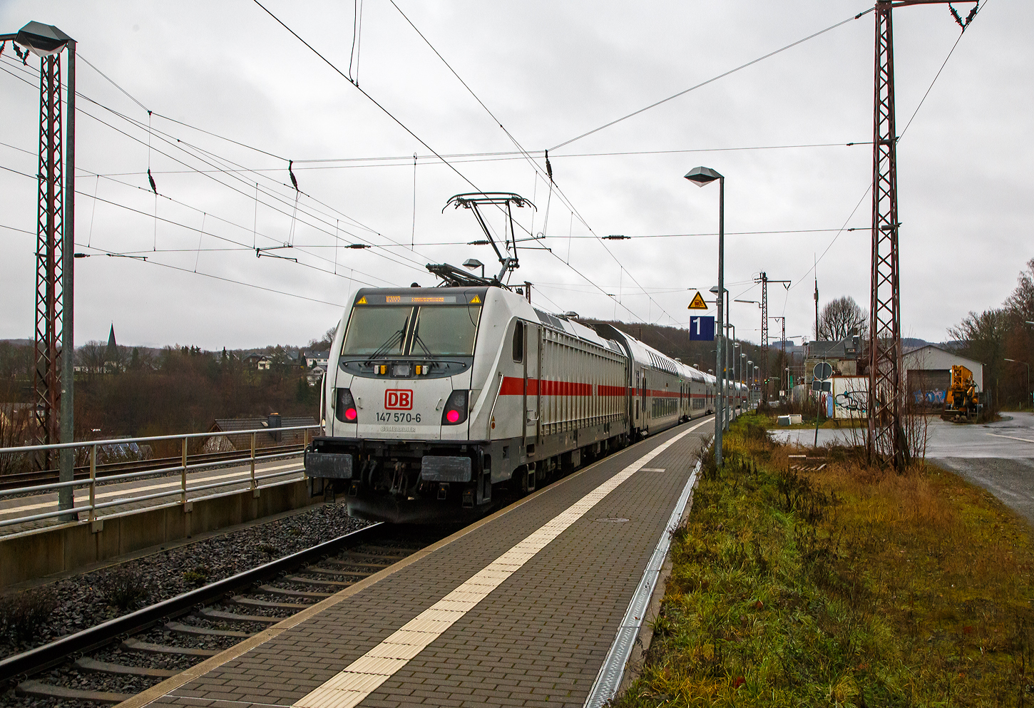 Die 147 570-6 (91 80 6147 570-6 D-DB – IC 4878) der DB Fernverkehr AG schiebt am 23.12.2022 den IC 2227 (Münster Hbf - Siegen - Frankfurt a.M. Hbf) durch Rudersdorf über die Dillstrecke (KBS 445) in Richtung Dillenburg. 

Die TRAXX P160 AC3 wurde 2019 von Bombardier in Kassel unter der Fabriknummer 35610 gebaut und an die DB Fernverkehr AG geliefert. Sie hat die Zulassungen für Deutschland. Für die Schweiz war die Zulassung auch vorgesehen, daher hat sie auch vier Stromabnehmer, doch wurde noch keine Zulassung für die Schweiz vom Hersteller erlangt.