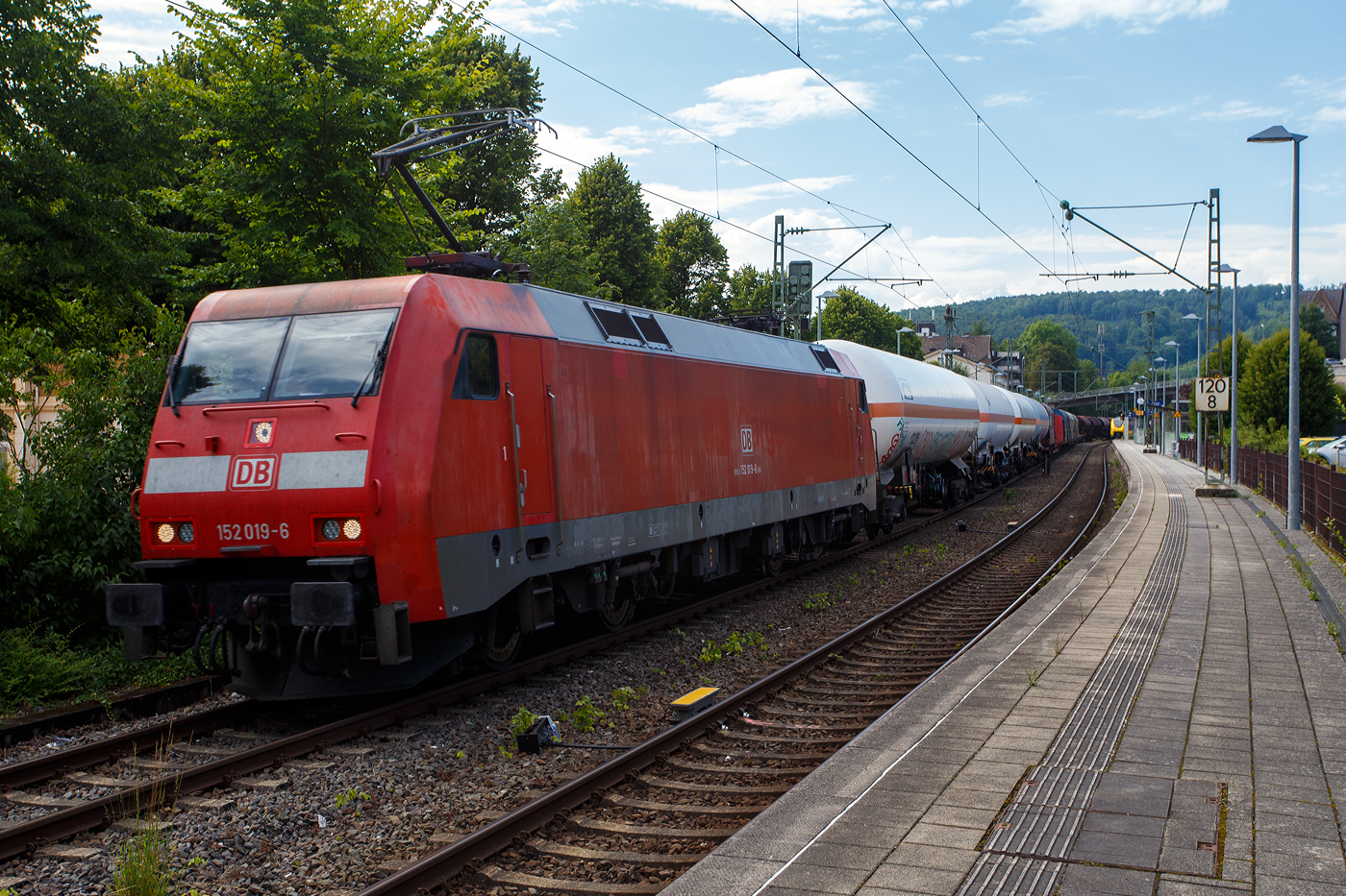 Die 152 019-6 (91 80 6152 019-6 D-DB) der DB Cargo AG fährt am 16 Juli 2025, mit einem gemischten Güterzug, durch Kirchen (Sieg) in Richtung Köln. 

Die Lok wurde 1998 bei Krauss Maffei (heute Siemens) in München-Allach unter der Fabriknummer 20146 gebaut.