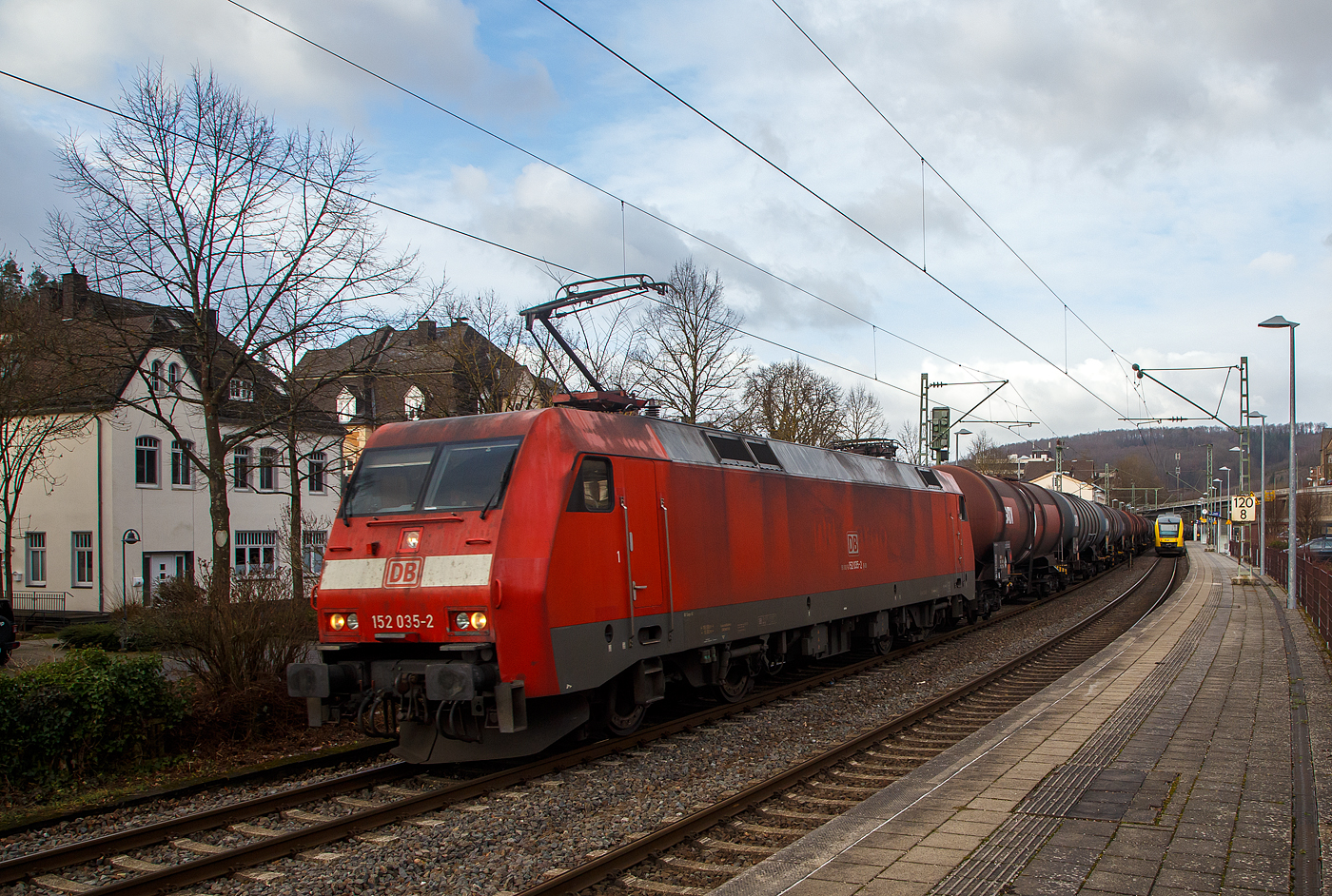 Die 152 035-2 der DB Cargo AG fährt am 04.02.2023 mit einem Heizöl oder Diesel Kesselwagenzug durch den Bahnhof Kirchen (Sieg) in Richtung Köln, während rechts der VT 202 ABbp (95 80 0640 102-9 D-HEB) ein Alstom Coradia LINT 27 der (Hessische Landesbahn), als RB 90 (Umlauf 61718)  Westerwald-Sieg-Bahn  (Westerburg - Altenkirchen - Au/Sieg - Betzdorf - Siegen) hält.

Die SIEMENS ES64F wurde 1998 bei Krauss Maffei (heute SIEMENS Mobilitiy, wobei Siemens schon die elektrische Ausrüstung lieferte) in München-Allach unter der Fabriknummer 20162 gebaut.