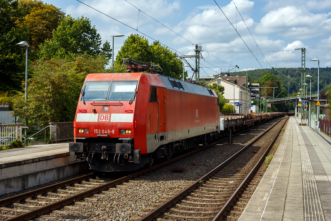 Die 152 038-6 (91 80 6152 038-6 D-DB) der DB Cargo AG erreicht am 20 August 2024, mit einem langen leeren Coilzug (sechsachsigen Wagen der Gattung Sahmms etc,), von Kreuztal via Siegen kommend, den Bahnhof Kirchen an der Sieg. Bevor es weiter in Richtung Köln geht, hat der Zug im Bahnhof kurz Hp 0.

Die Siemens ES 64 F wurde 1999 bei Krauss-Maffei in München-Allach unter der Fabriknummer 20165 gebaut, der elektrische Teil ist von DUEWAG (Fabriknummer 91934). Sie hat die Zulassung für Deutschland (D), sowie gemäß besonderen Vereinbarungen für Österreich, die Schweiz, Dänemark und die Niederlande (A, CH, DK, NL).
