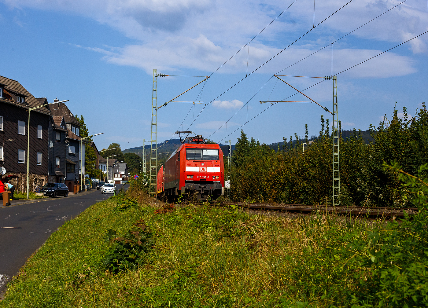 Die 152 058-4 (91 80 6152 058-4 D-DB) der DB Cargo Deutschland AG fährt am 19 September 2024, mit einem Röhrenzug durch Kirchen (Sieg) in Richtung Köln. Der Zug bestand aus Drehgestellflachwagen mit Niederbindeeinrichtungen der Gattungen Snps 719.1 / Sns 727, beladen mit HFI-längsnahtgeschweißte Stahlrohre Ø 323.9 (DN/NW 300 mm bzw. 12 ¾ Inch) in Herstellungslänge vom 12 m, des Herstellers der Salzgitter Mannesmann Line Pipe GmbH in Siegen (ex RW Fuchs). 

Die Siemens ES64F wurde 1998 noch von Krauss-Maffei in München-Allach unter der Fabriknummer 20185 gebaut, der elektrische Teil wurde von DUEWAG unter der Fabriknummer 91944 geliefert.