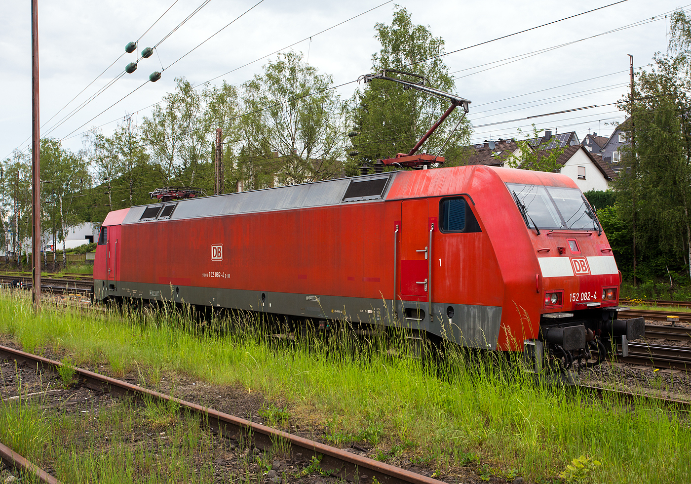 Die 152 082-4 (91 80 6152 082-4 D-DB) der DB Cargo AG setzt am 24 Mai 2024 in Kreuztal auf dem Stumpfgleis um.

Die Siemens ES64F wurde 1999 noch von Krauss-Maffei in M�nchen-Allach unter der Fabriknummer 20209 gebaut.