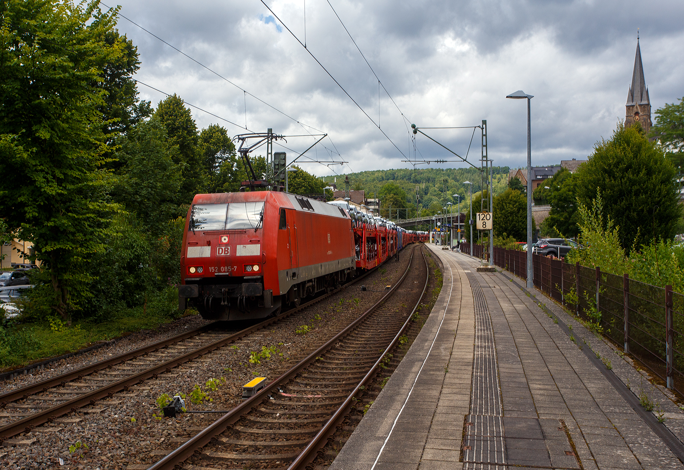 Die 152 085-7 (91 80 6152 085-7 D-DB) der DB Cargo AG fährt am 16 Juli 2025, mit einem langen Autotransportzug (Wagen der Gattung Laaers 506 o.ä.) beladen mit Autos der bekannten Ingolstädter Automarke), durch Kirchen (Sieg) in Richtung Köln. Nochmals einen lieben Gruß an den netten Lokführer zurück.

Die Lok wurde 1999 bei Krauss Maffei (heute Siemens) in München-Allach unter der Fabriknummer 20212 gebaut.

Heute war meine Ausbeute an der Siegstrecke sehr erfolgreich, in nicht einmal 1,5 Stunden konnte ich 11 Güterzüge ablichten, zudem grüßten mich alle Lokführer recht freundlich. Das ist an der Siegstrecke sehr viel, es gab wohl Probleme auf den Rheinstecken, sowie die Streckensperrung der Ruhr-Sieg-Strecke.