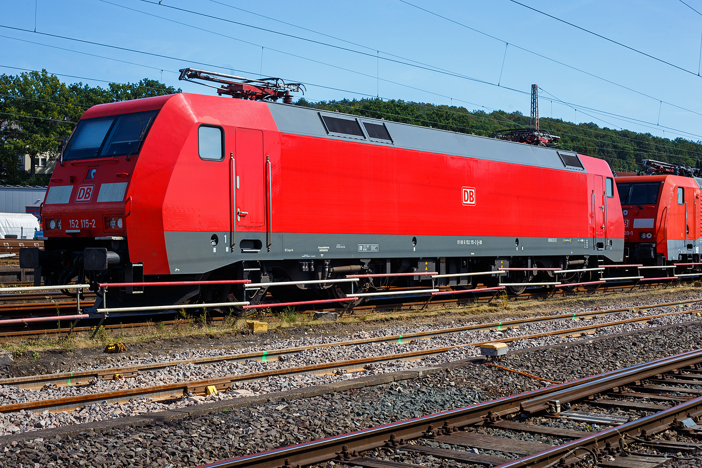 Die 152 115-2 (9180 6 152 115-2 D-DB) der DB Cargo AG ist am 07 September 2023 in der Abstellgruppe in Kreuztal angestellt.

Die Siemens ES64F wurde 2000 von Siemens/KraussMaffei in München-Allach unter der Fabriknummer 20242 gebaut.

