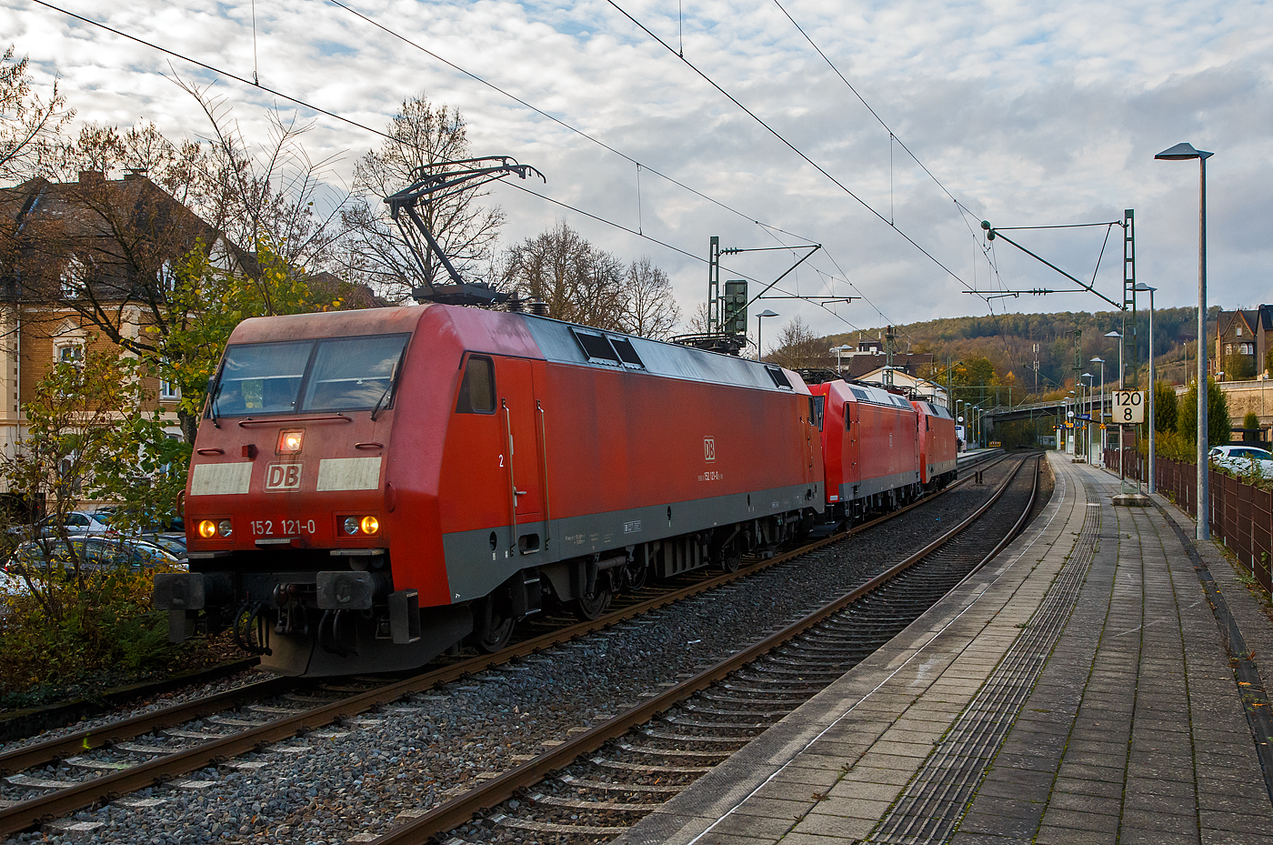 Die 152 121-0 mit den kalten 185 155-8 und 152 017-2 (alle drei von der DB Cargo) fahren am 05.11.2022 als Lokzug durch Kirchen (Sieg) in Richtung K�ln. 