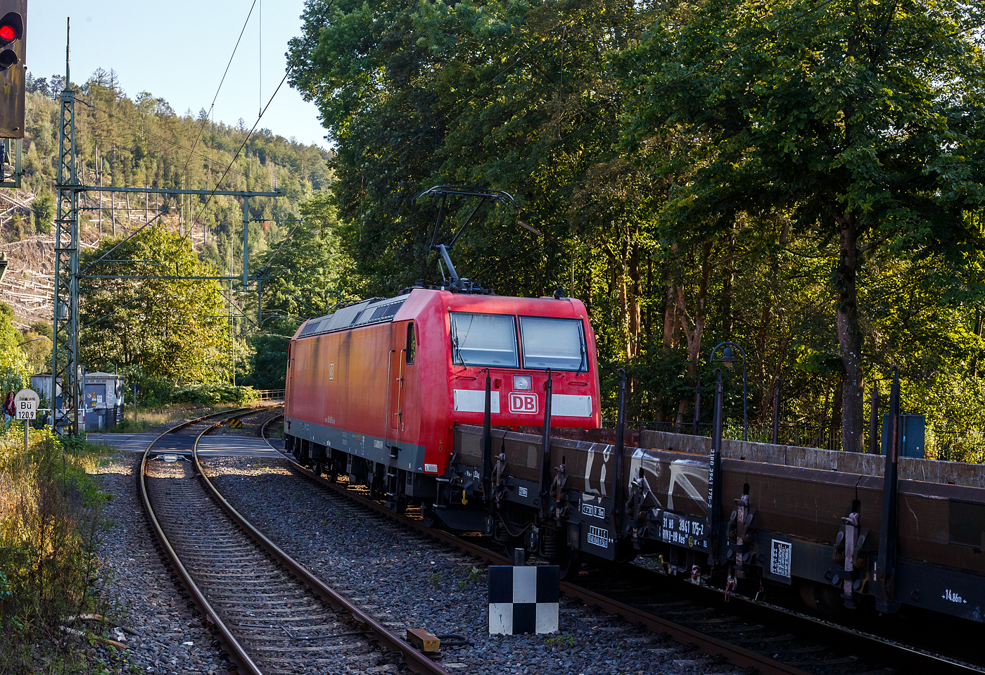 Die 185 005-6 (91 80 6185 005-6 D-DB) der DB Cargo AG fährt am 17 September 2024 mit einem gemischten Güterzug durch den Bahnhof Kirchen (Sieg). 

Die TRAXX F140 AC1 wurde 2001 von ABB Daimler-Benz Transportation GmbH, (Adtranz) in Kassel unter der Fabriknummer 33402 gebaut. 