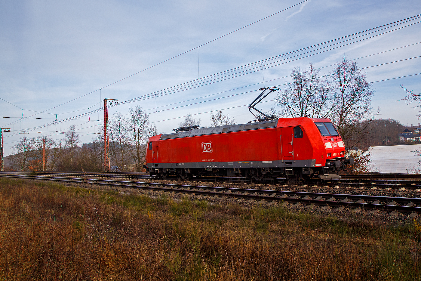 Die 185 052-8 (91 80 6185 052-8 D-DB) der DB Cargo AG f�hrt am 22.02.2023 f�hrt auf Tfzf (Triebfahrzeugfahrt) durch Rudersdorf (Kr. Siegen) in Richtung Kreuztal.

Die TRAXX F140 AC1 wurde 2001 von der Bombardier in Kassel unter der Fabriknummer 33457 gebaut.