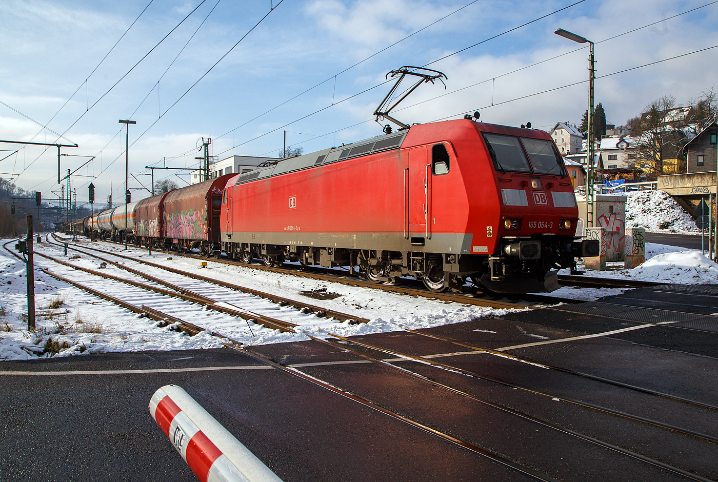 Die 185 064-3 (91 80 6185 064-3 D-DB) der DB Cargo AG fährt am 21.01.2023 mit einem gemischten Güterzug durch Niederschelden (Sieg) in Richtung Siegen. Nochmals einen lieben Gruß an den netten Lokführer zurück.

Die TRAXX F140 AC1 wurde 2002 von Bombardier in Kassel unter der Fabriknummer 33479 gebaut. 
