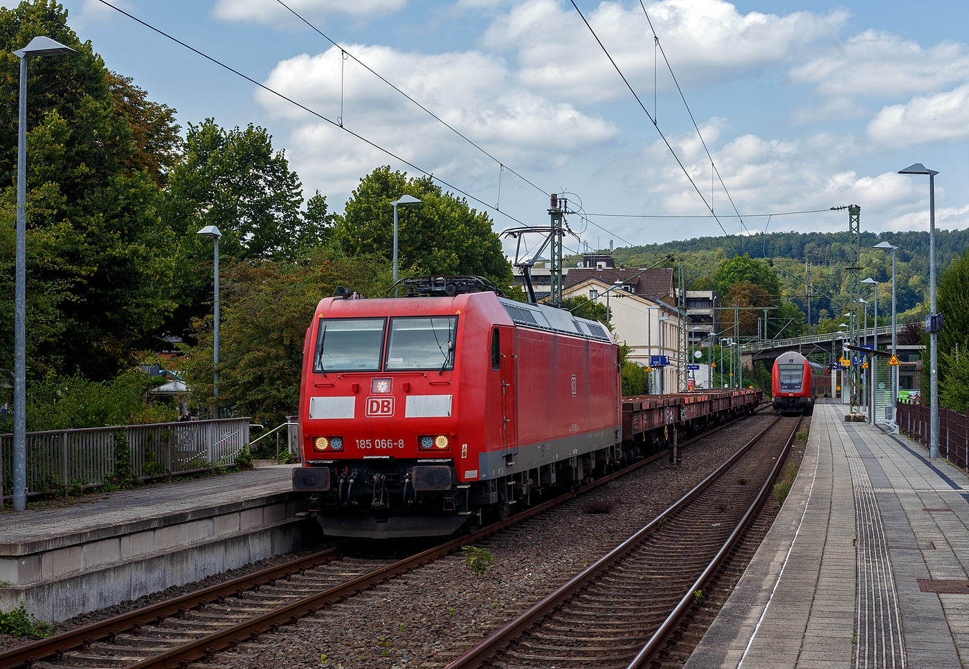 Die 185 066-8 (91 80 6185 066-8 D-DB) der DB Cargo AG fährt am 20 August 2024 mit einem kurzen leeren Coilzug (sechsachsigen Wagen der Gattung Sahmms), von Kreuztal via Siegen kommend, durch den Bahnhof Kirchen an der Sieg in Richtung Köln.

Die TRAXX F140 AC1 wurde 2002 bei Bombardier in Kassel unter der Fabriknummer 33472 gebaut.  

Kurzdrauf kam noch die 152 046-9 mit einem sehr lange leeren Coilzug durch, dieser Zug hatte wohl maximale Achsanzahl von 250 Achsen erreicht, und so musste die 185er noch einige Wagen ziehen. 
