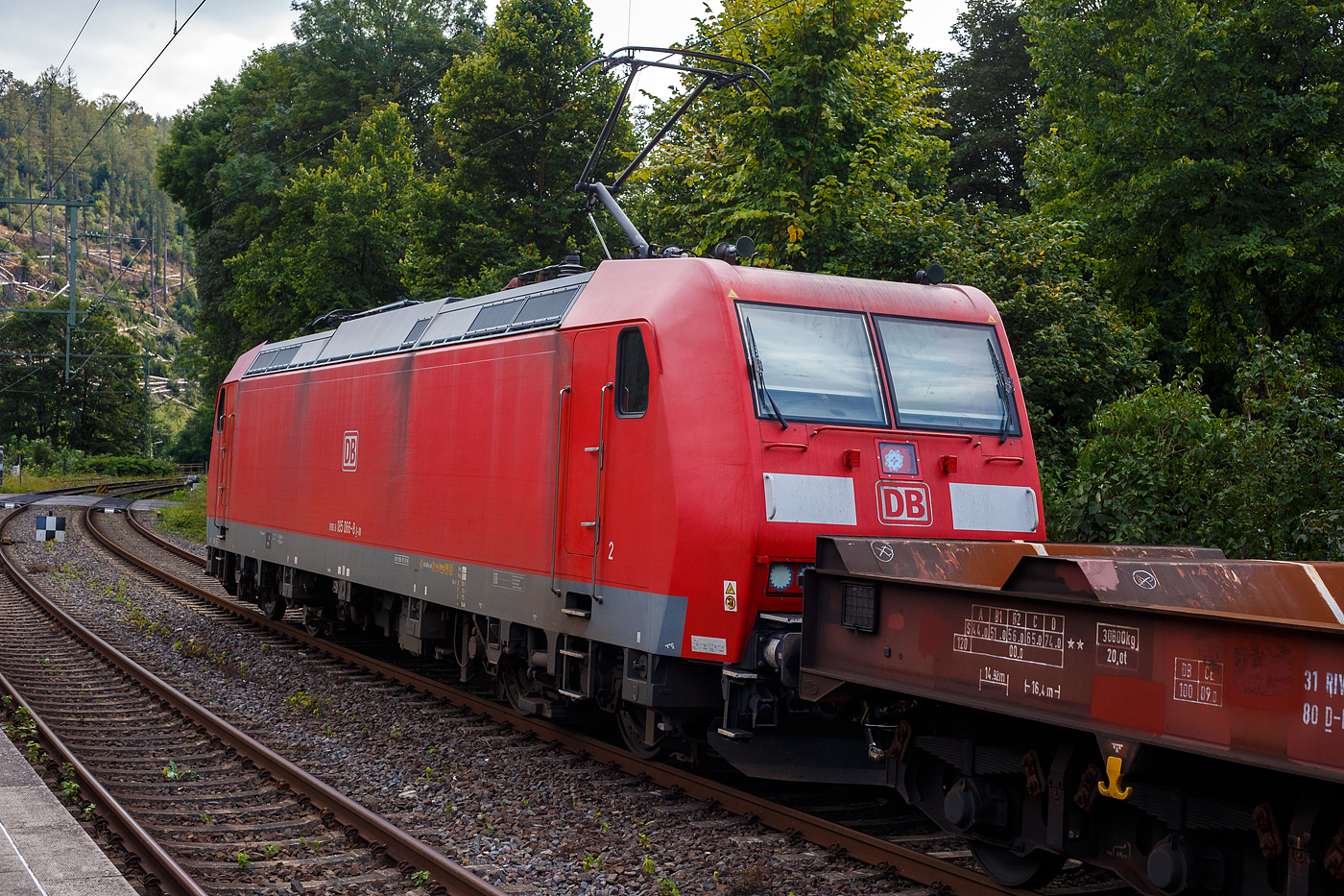 Die 185 066-8 (91 80 6185 066-8 D-DB) der DB Cargo AG fährt am 20 August 2024 mit einem kurzen leeren Coilzug (sechsachsigen Wagen der Gattung Sahmms), von Kreuztal via Siegen kommen durch den Bahnhof Kirchen an der Sieg in Richtung Köln.

Die TRAXX F140 AC1 wurde 2002 bei Bombardier in Kassel unter der Fabriknummer 33472 gebaut.  