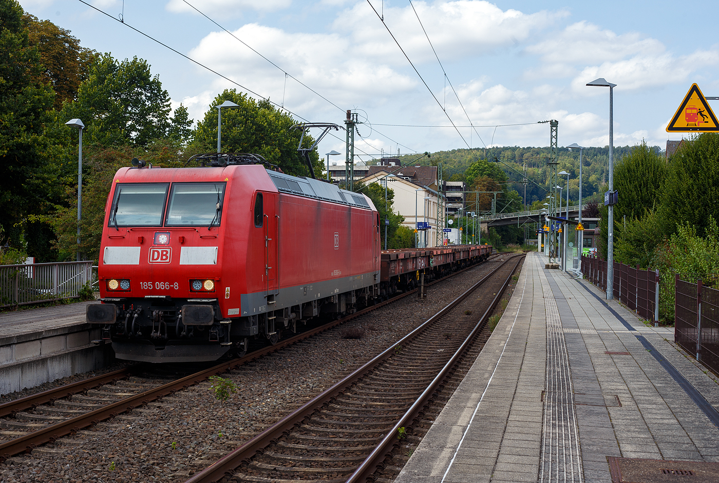Die 185 066-8 (91 80 6185 066-8 D-DB) der DB Cargo AG fährt am 20 August 2024 mit einem kurzen leeren Coilzug (sechsachsigen Wagen der Gattung Sahmms), von Kreuztal via Siegen kommen durch den Bahnhof Kirchen an der Sieg in Richtung Köln.

Die TRAXX F140 AC1 wurde 2002 bei Bombardier in Kassel unter der Fabriknummer 33472 gebaut.  
