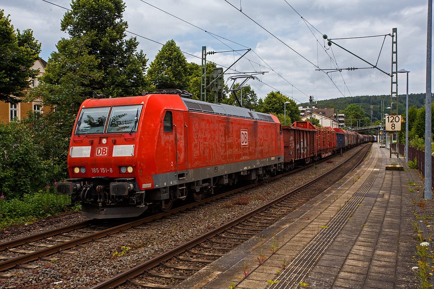 Die 185 151-8 (91 80 6185 151-8 D-DB) der DB Cargo fährt am 04 Juli 2024 mit einem sehr langen gemischten Güterzug durch Kirchen(Sieg) in Richtung Köln.

Nochmals einen lieben Gruß an den netten Lokführer zurück.

Die TRAXX F140 AC1 wurde 2002 von Bombardier in Kassel unter der Fabriknummer 33541 gebaut.
