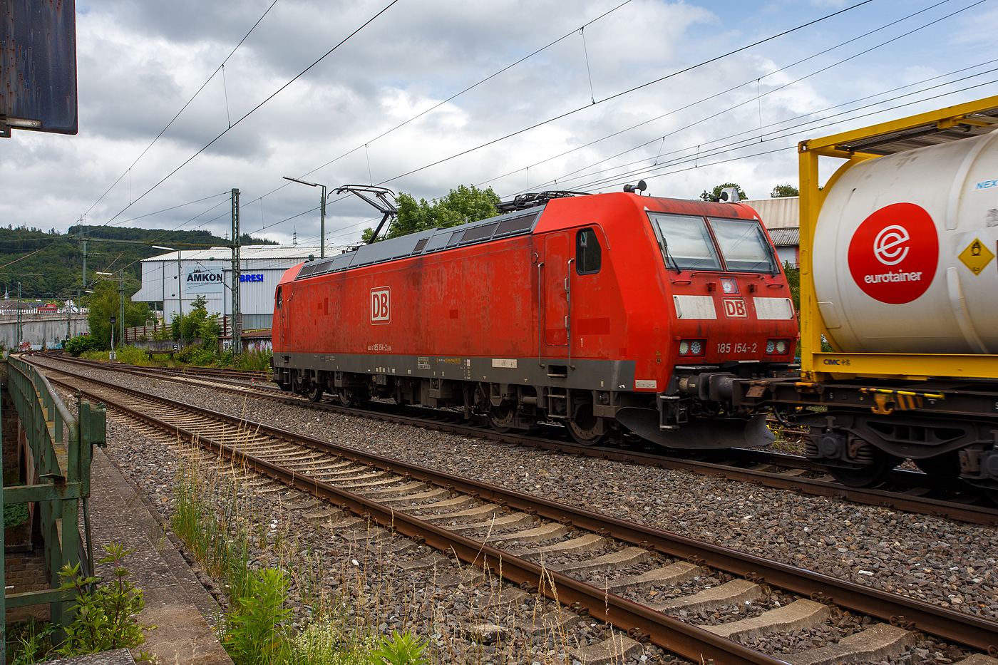 Die 185 154-2 (91 80 6185 154-2 D-DB) der DB Cargo AG fährt am 21 Juni 2024 mit einem KLV-Zug durch Niederschelden in Richtung Siegen. Hier befindet sich die Lok gerade auf der Siegbrücke und überschreitet so die Landesgrenze zwischen Rheinland-Pfalz und Nordrhein-Westfalen. In Siegen geht es dann auf der Dillstrecke in südlicher Richtung. 

Die TRAXX F 140 AC1 wurde 2003 von der Bombardier Transportation GmbH in Kassel unter der Fabriknummer 33625 gebaut.