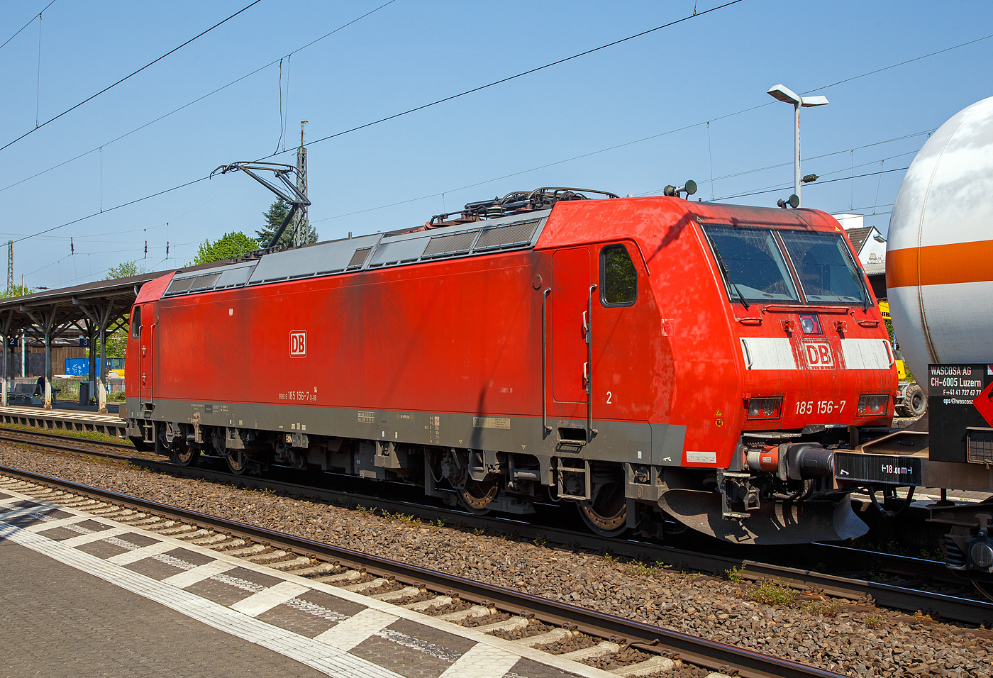 Die 185 156-7 (91 80 6185 156-7 D-DB) der DB Cargo AG fährt am 20.04.2018 mit einem gemischten Güterzug durch den Bahnhof Bonn-Beuel in Richtung Köln.

Die TRAXX F140 AC1 wurde 2003 von der Bombardier in Kassel unter der Fabriknummer 33626 gebaut.
