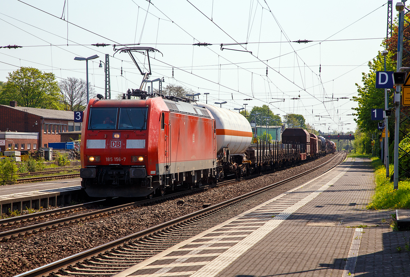 Die 185 156-7 (91 80 6185 156-7 D-DB) der DB Cargo AG fährt am 20.04.2018 mit einem gemischten Güterzug durch den Bahnhof Bonn-Beuel in Richtung Köln.

Die TRAXX F140 AC1 wurde 2003 von der Bombardier in Kassel unter der Fabriknummer 33626 gebaut.
