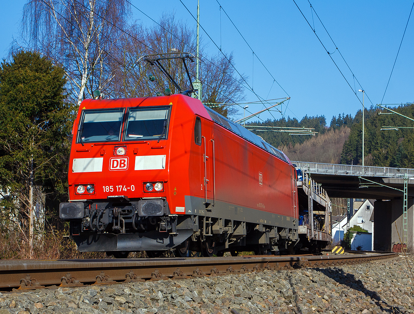 Die 185 174-0 der DB Schenker Rail zieht einen gemischten G�terzug in Richtung K�ln, hier am 02 M�rz 2013 in Betzdorf/Sieg bei km 122,8.

Die TRAXX F140 AC1 wurde 2004 von Bombardier in Kassel unter der Fabriknummer 33655 gebaut.
