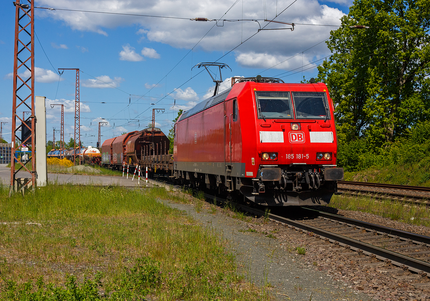 Die 185 181-5 (91 80 6185 181-5 D-DB) der DB Cargo Deutschland AG fährt am 16 Mai 2025, mit einem gemischten Güterzug, durch Rudersdorf (Kr. Siegen) in Richtung Dillenburg. Nochmals einen lieben Gruß an den netten Lokführer zurück.

Die Bombardier TRAXX F140 AC 1 wurde 2004 von der Bombardier Transportation GmbH in Kassel unter der Fabriknummer 33665 gebaut.