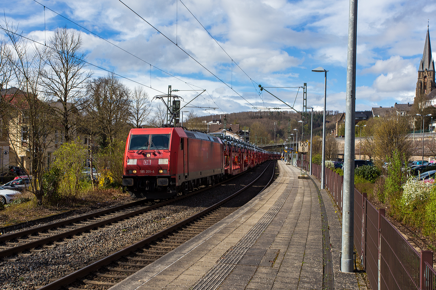 Die 185 209-4 (91 80 6185 209-4 D-DB) der DB Cargo AG fährt am 28.03.2024, mit einem SUV´s beladenen Autotransportzug der DB Cargo Logistics GmbH, ex ATG, durch den Bahnhof Kirchen (Sieg) in Richtung Köln.

Die TRAXX F 140 AC2 wurde 2005 von der Bombardier Transportation GmbH in Kassel unter der Fabriknummer 33724 gebaut.
