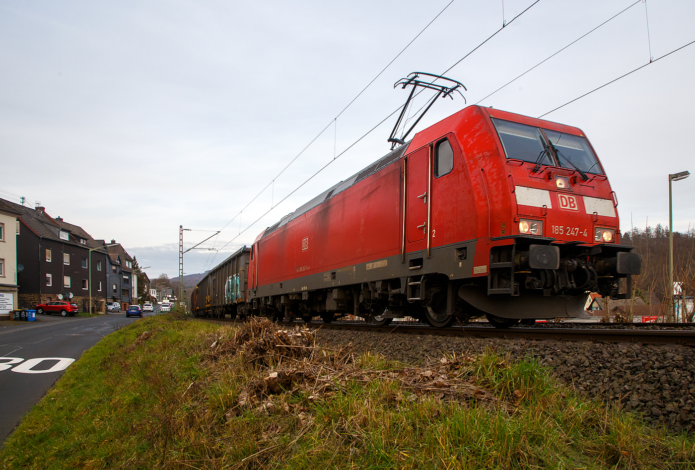Die 185 247-4 (91 80 6185 247-4 D-DB) der DB Cargo AG fährt am 22.02.2023, mit einemgemischten Güterzug durch Kirchen (Sieg) in Richtung Köln.

Die TRAXX F140 AC 2 wurde 2006 bei Bombardier in Kassel unter der Fabriknummer 33778 gebaut.
