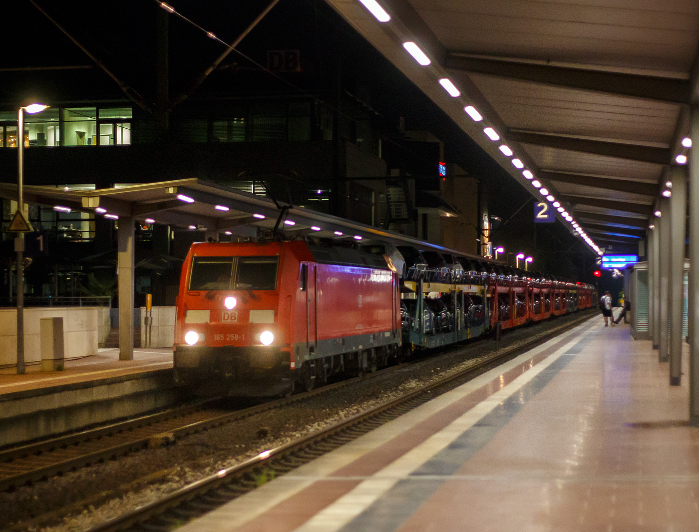 Die 185 258-1 (91 80 6185 258-1 D-DB) der DB Cargo AG fährt am Abend (23:05Uhr) des 16 Mai 2022 mit einem Autotransportzug (Wagen der Gattung Laaeffrs 561 der DB Cargo Logistics GmbH, ex ATG), durch den Bahnhof Siegburg/Bonn in Richtung Köln.