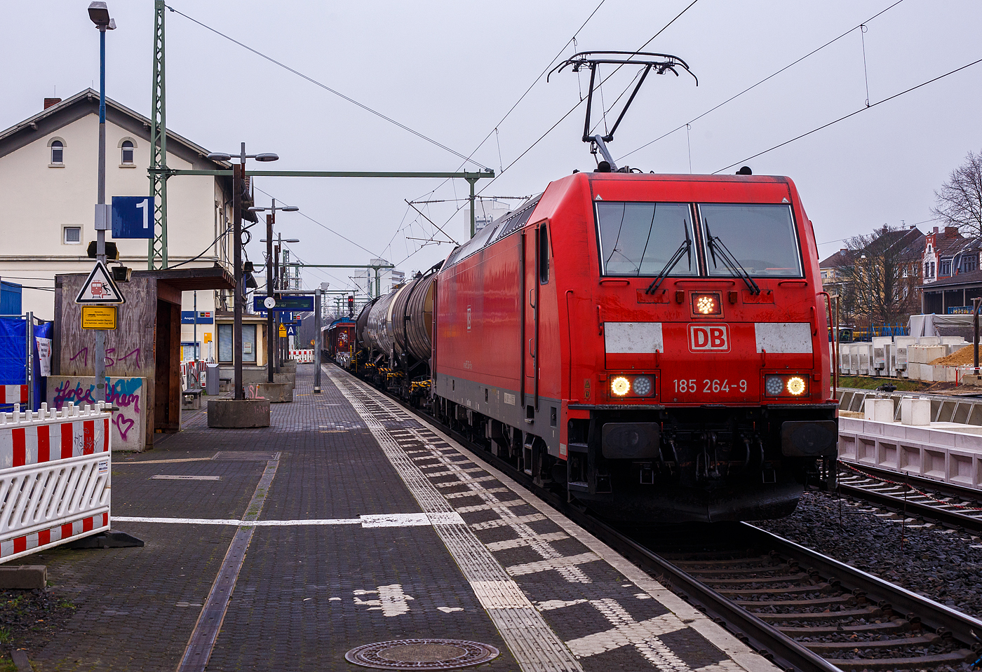 Die 185 264-9 (91 80 6185 264-9 D-DB) der DB Cargo AG fährt am 30 Dezember 2024 mit einem gemischten Güterzug durch den Bahnhof Bonn-Beuel in südlicher Richtung. 

Was war der Bahnhof Bonn-Beuel mal ein schöner Bahnhof, wie man gut sieht hat er schwer gelitten. Vieleicht wird er mal wieder schöner, wenn endlich die neuen S-Bahn Gleise fertiggestellt sind. 