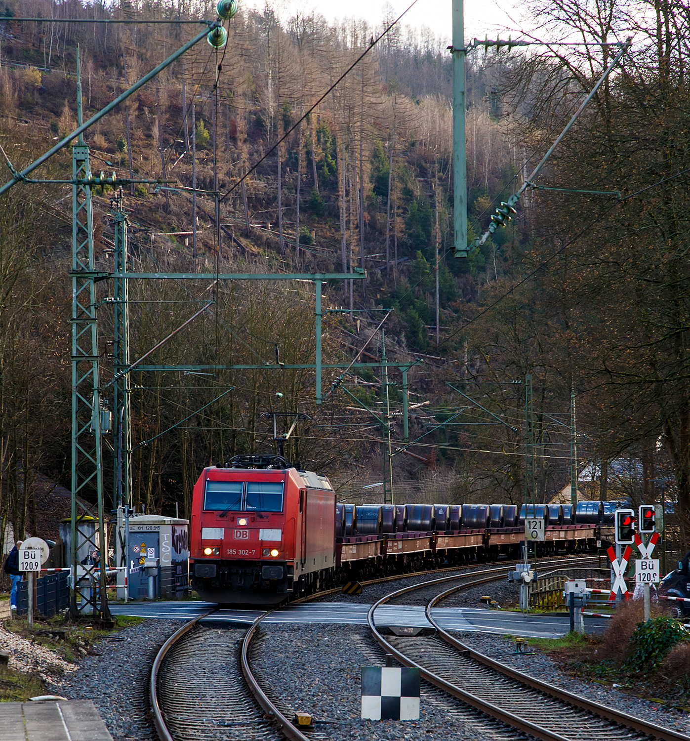 Die 185 302-7 (91 80 6185 302-7 D-DB) der DB Cargo AG fährt am 17.01.2023 mit einem Warmband-Coilzug durch Kirchen (Sieg) in Richtung Siegen.

Die TRAXX F140 AC2 wurde 2007 bei Bombardier in Kassel unter der Fabriknummer 34170 gebaut. 
