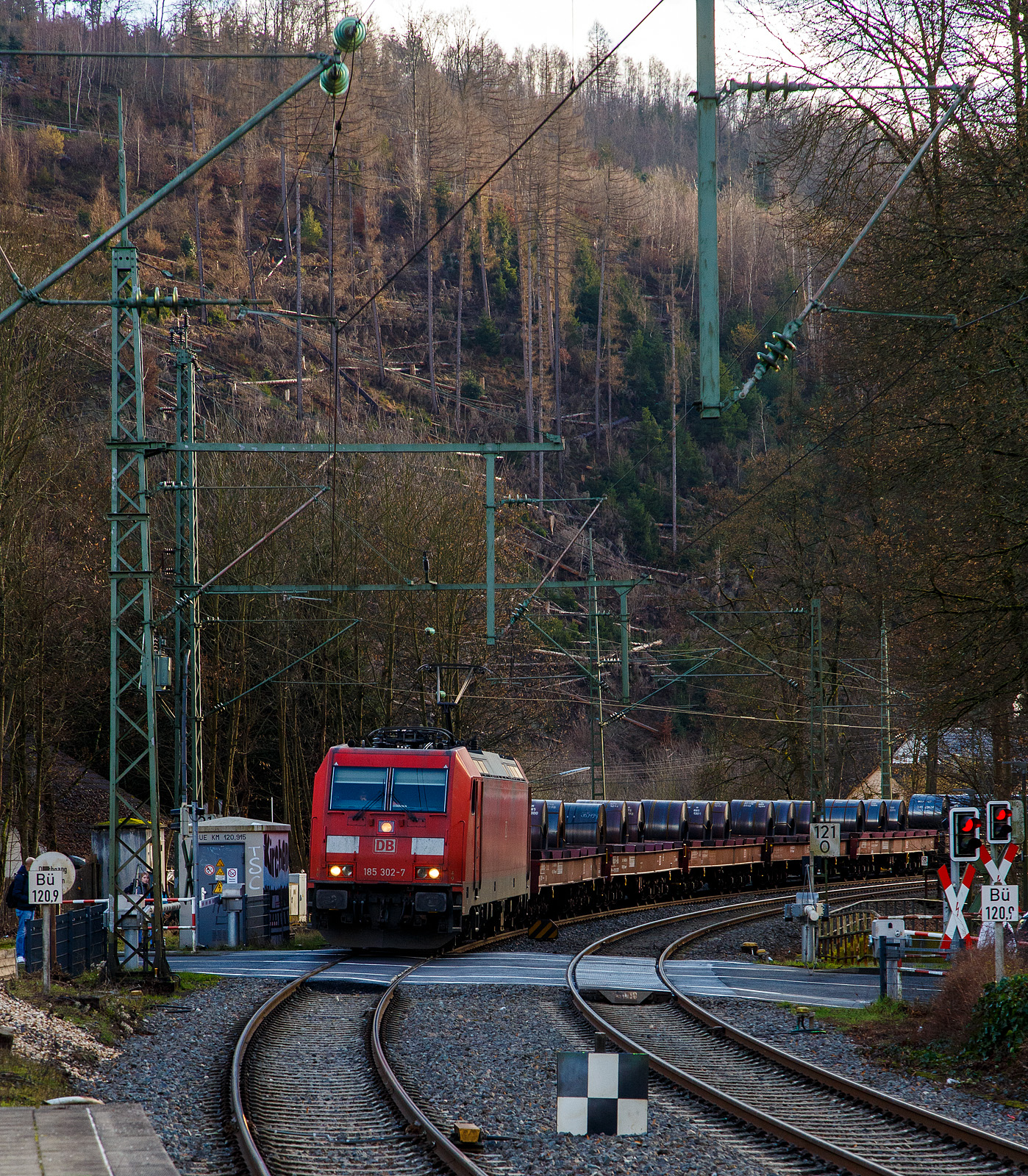 Die 185 302-7 (91 80 6185 302-7 D-DB) der DB Cargo AG fährt am 17.01.2023 mit einem Warmband-Coilzug durch Kirchen (Sieg) in Richtung Siegen.

Die TRAXX F140 AC2 wurde 2007 bei Bombardier in Kassel unter der Fabriknummer 34170 gebaut. 
