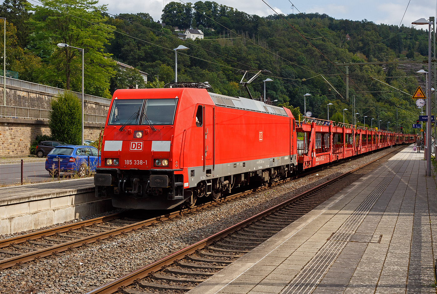 Die 185 338-1 (91 80 6185 338-1 D-DB) der DB Cargo fährt am 20 August 2024 mit einem leeren Autotransportzug (Wagen der DB Cargo Logistics GmbH, ex ATG) durch den Bahnhof Kirchen (Sieg) in Richtung Siegen.

Die TRAXX F140 AC2 wurde 2008 von der Bombardier Transportation GmbH in Kassel unter der Fabriknummer 34203 gebaut.
