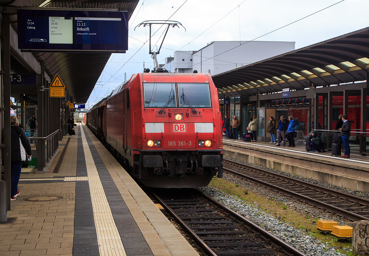 Die 185 361-3 (91 80 6185 361-3 D-DB) der DB Cargo AG f�hrt am 27.04.2023  mit einem gemischten G�terzug durch den Bahnhof Bamberg.

Die TRAXX F140 AC2 wurde 2008 von Bombardier in Kassel unter der Fabriknummer 34280 gebaut.
